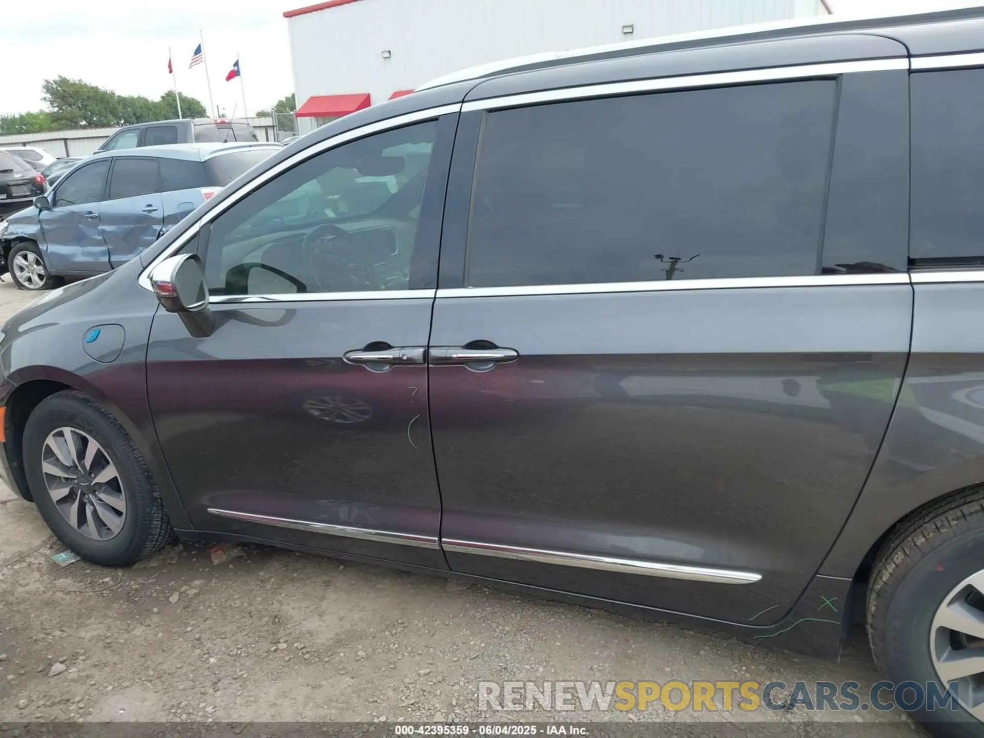 14 Photograph of a damaged car 2C4RC1S75MR529471 CHRYSLER PACIFICA HYBRID 2021