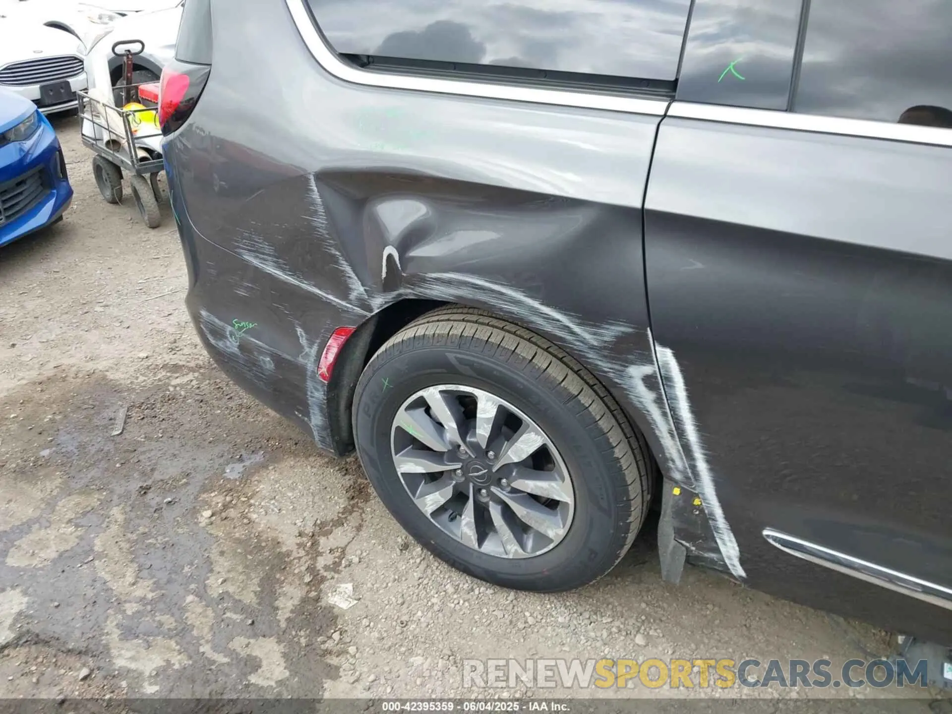 6 Photograph of a damaged car 2C4RC1S75MR529471 CHRYSLER PACIFICA HYBRID 2021