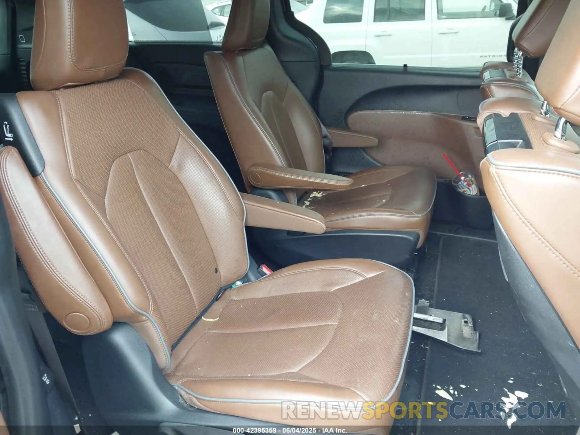 8 Photograph of a damaged car 2C4RC1S75MR529471 CHRYSLER PACIFICA HYBRID 2021