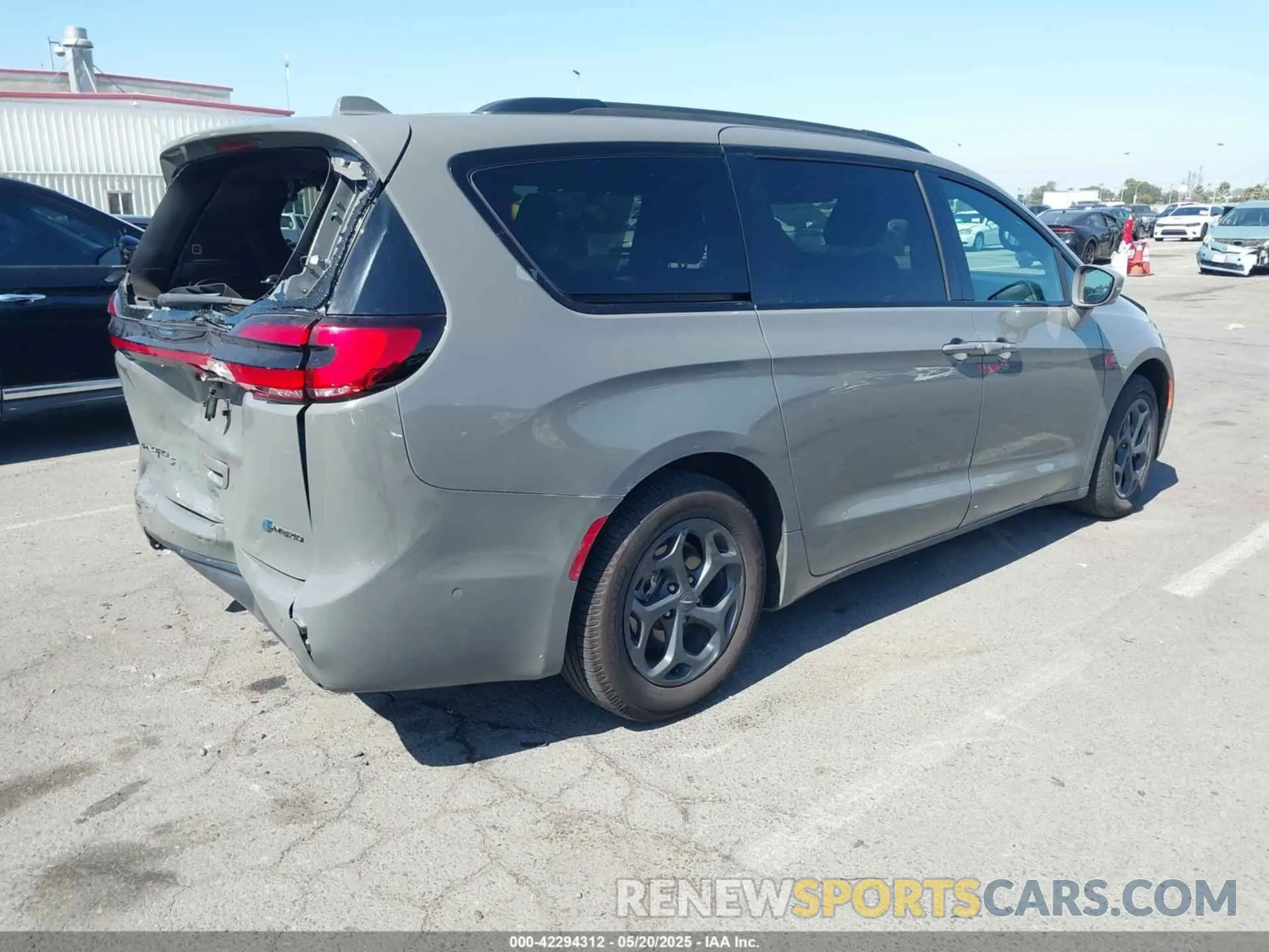4 Photograph of a damaged car 2C4RC1S76MR544495 CHRYSLER PACIFICA HYBRID 2021