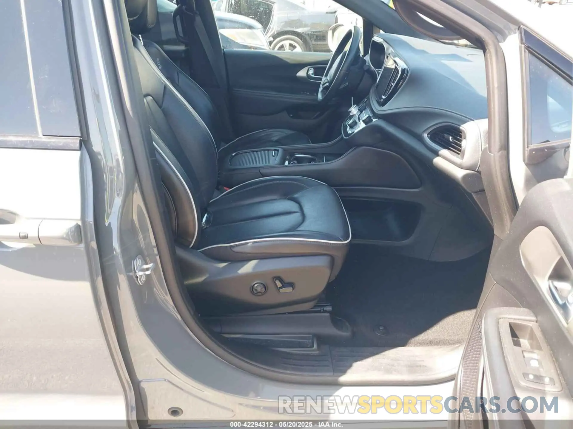 5 Photograph of a damaged car 2C4RC1S76MR544495 CHRYSLER PACIFICA HYBRID 2021