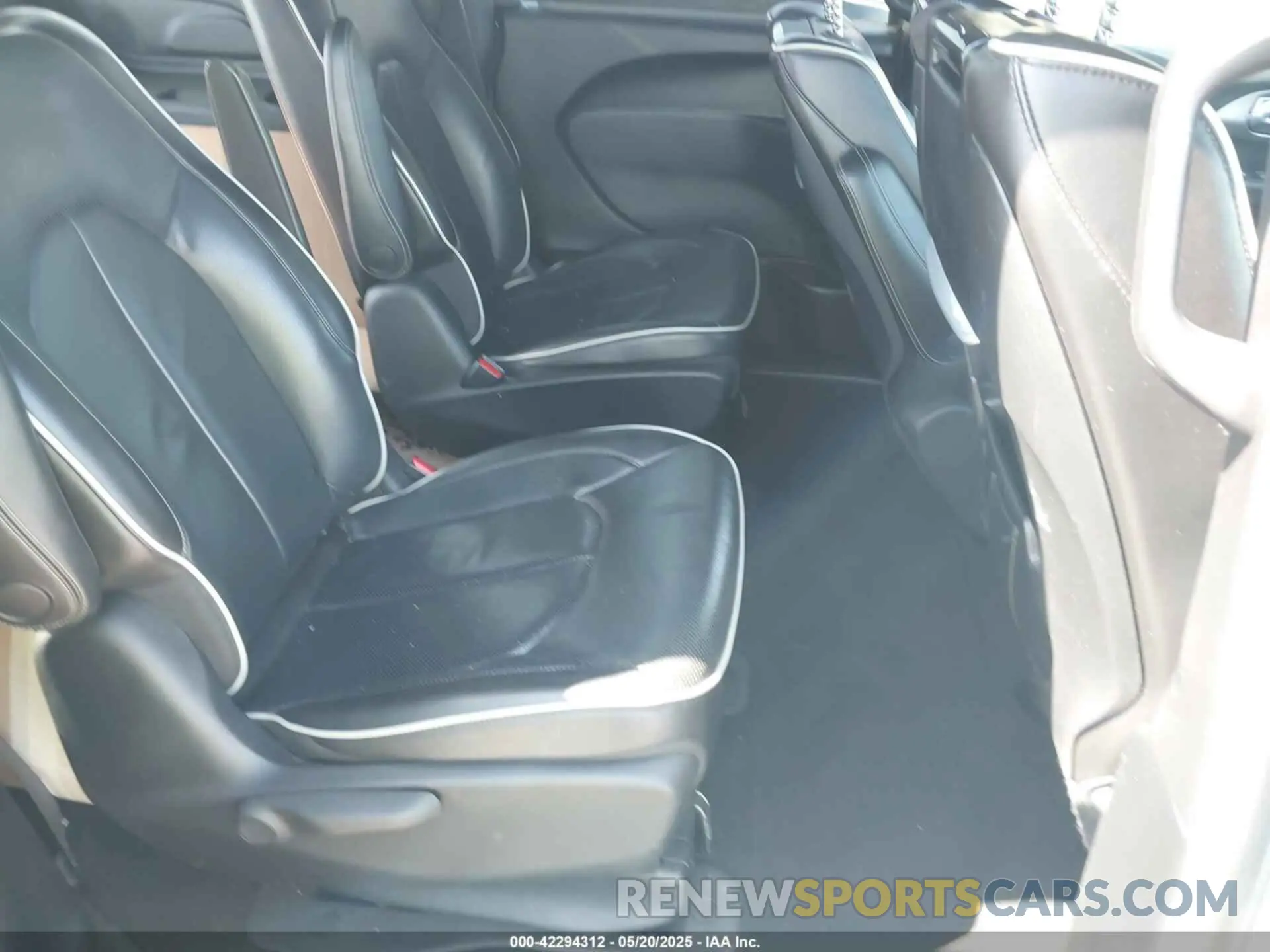 8 Photograph of a damaged car 2C4RC1S76MR544495 CHRYSLER PACIFICA HYBRID 2021