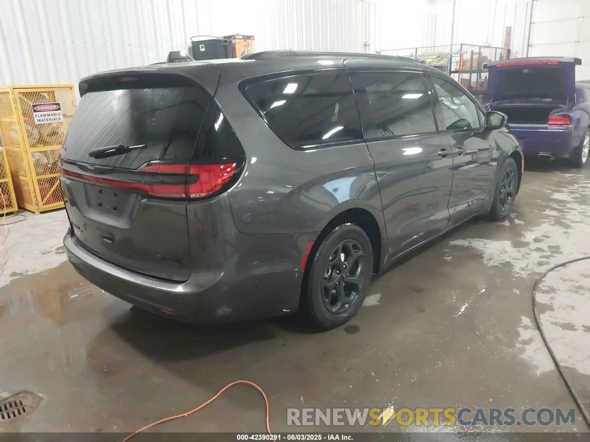 4 Photograph of a damaged car 2C4RC1S77MR517581 CHRYSLER PACIFICA HYBRID 2021