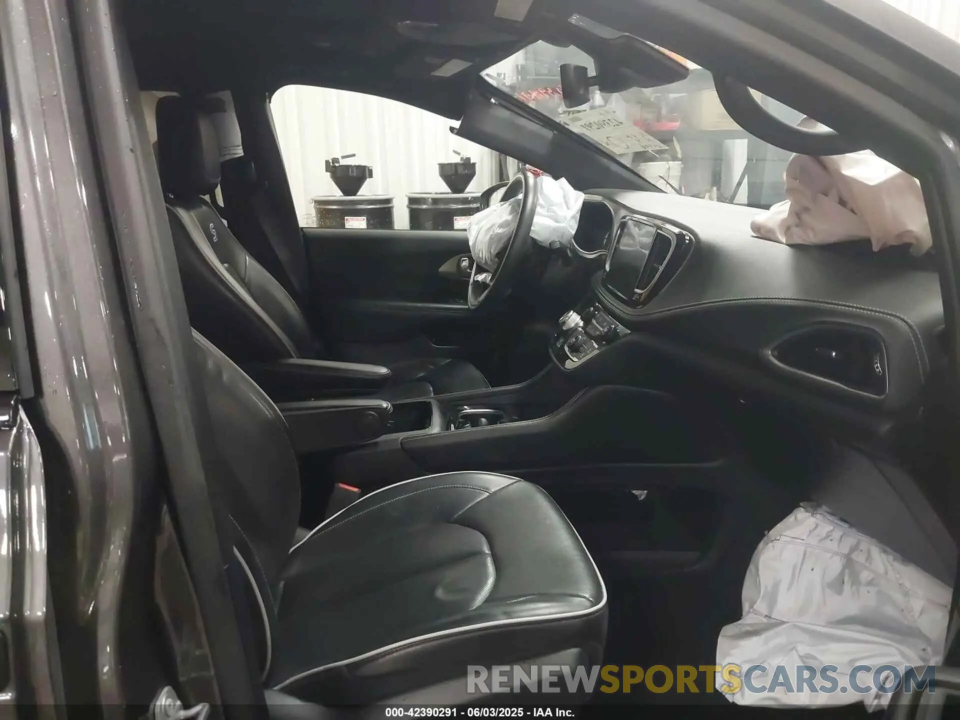 5 Photograph of a damaged car 2C4RC1S77MR517581 CHRYSLER PACIFICA HYBRID 2021
