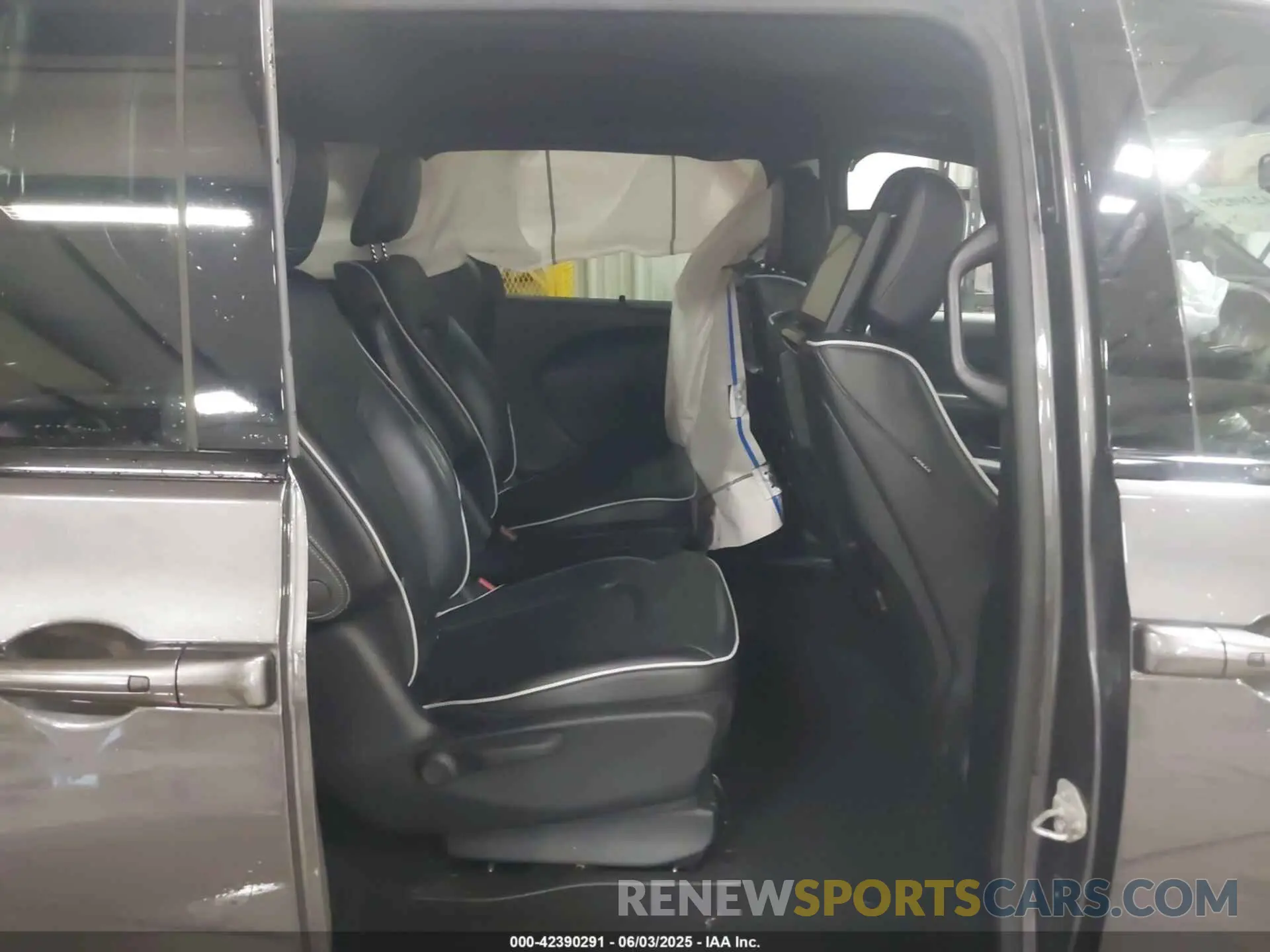 8 Photograph of a damaged car 2C4RC1S77MR517581 CHRYSLER PACIFICA HYBRID 2021