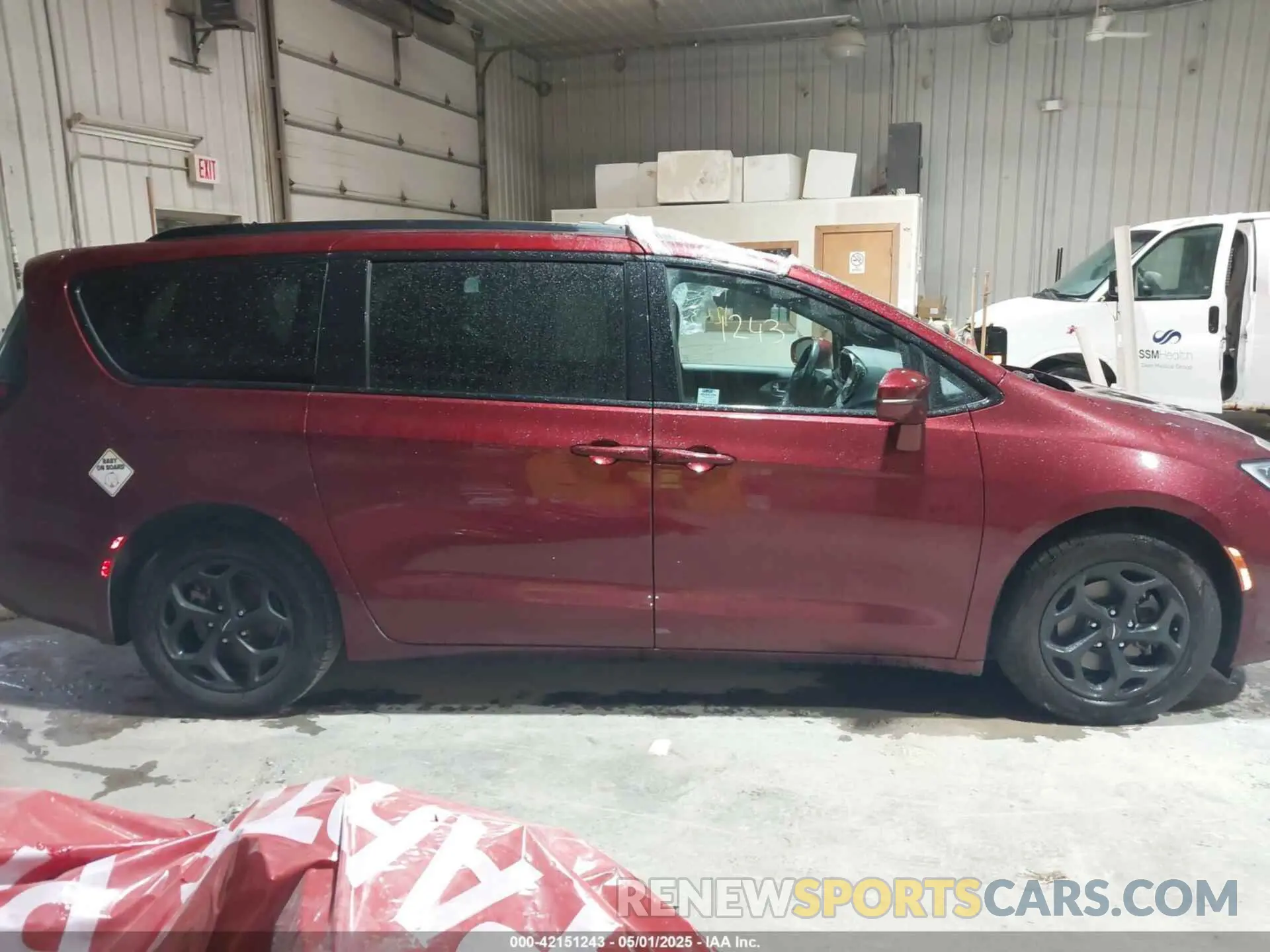 14 Photograph of a damaged car 2C4RC1S78MR521977 CHRYSLER PACIFICA HYBRID 2021