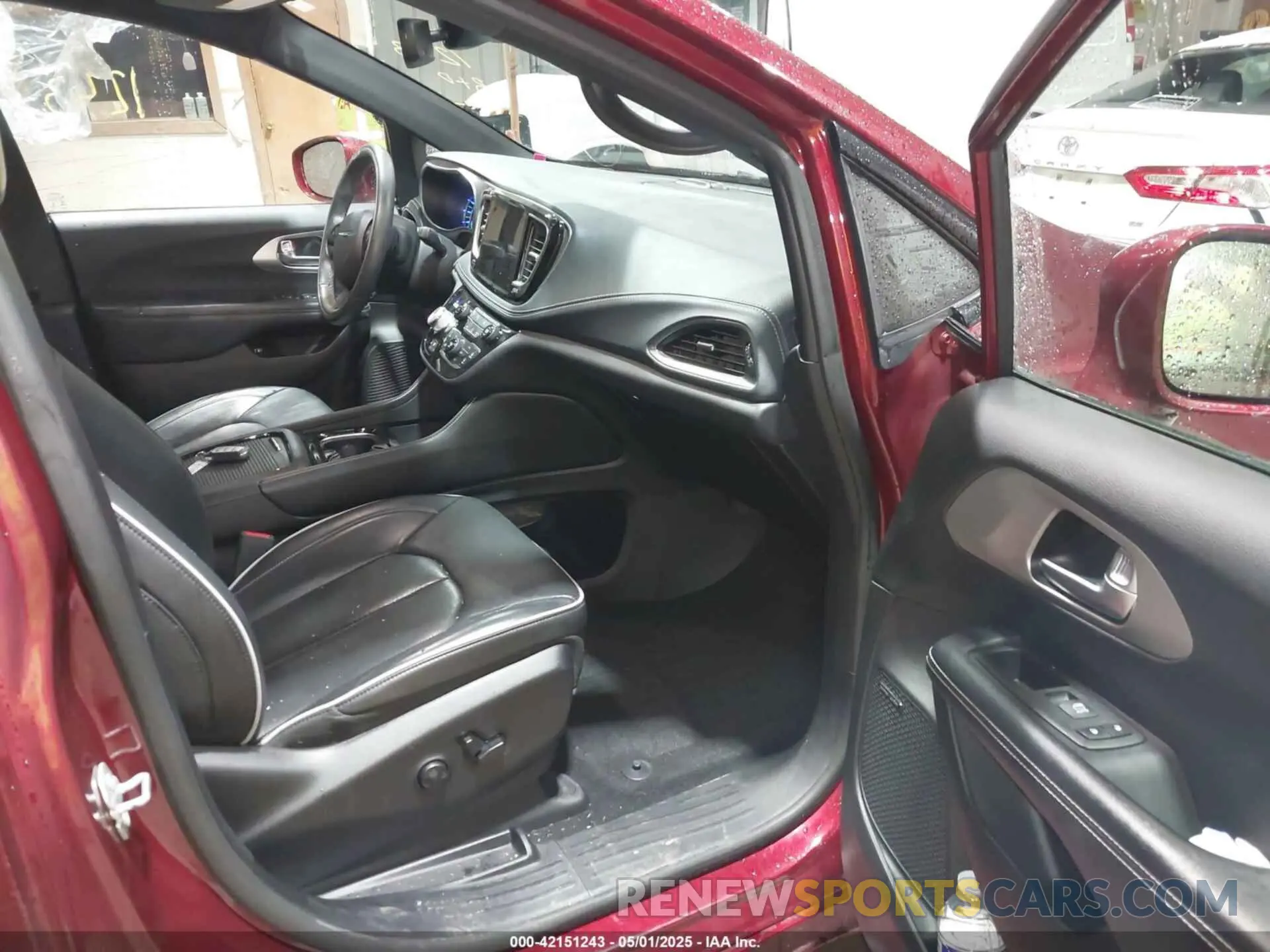 5 Photograph of a damaged car 2C4RC1S78MR521977 CHRYSLER PACIFICA HYBRID 2021