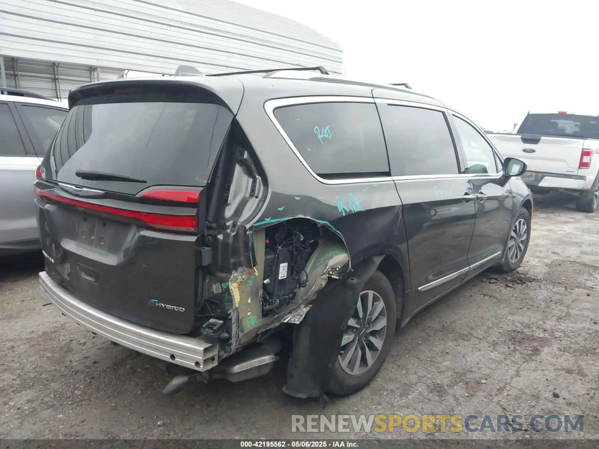 4 Photograph of a damaged car 2C4RC1S78MR535829 CHRYSLER PACIFICA HYBRID 2021