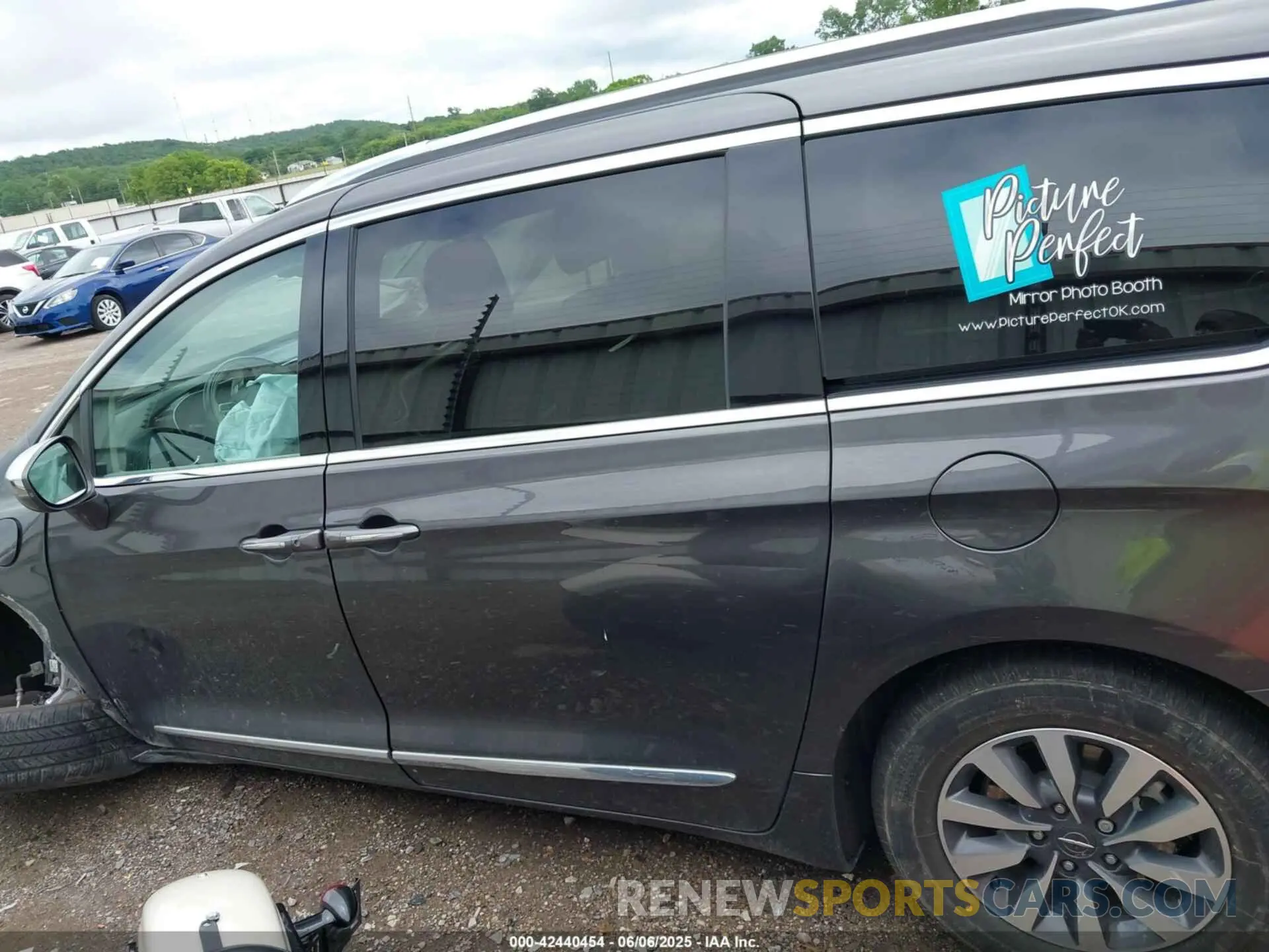 14 Photograph of a damaged car 2C4RC1S7XMR536528 CHRYSLER PACIFICA HYBRID 2021