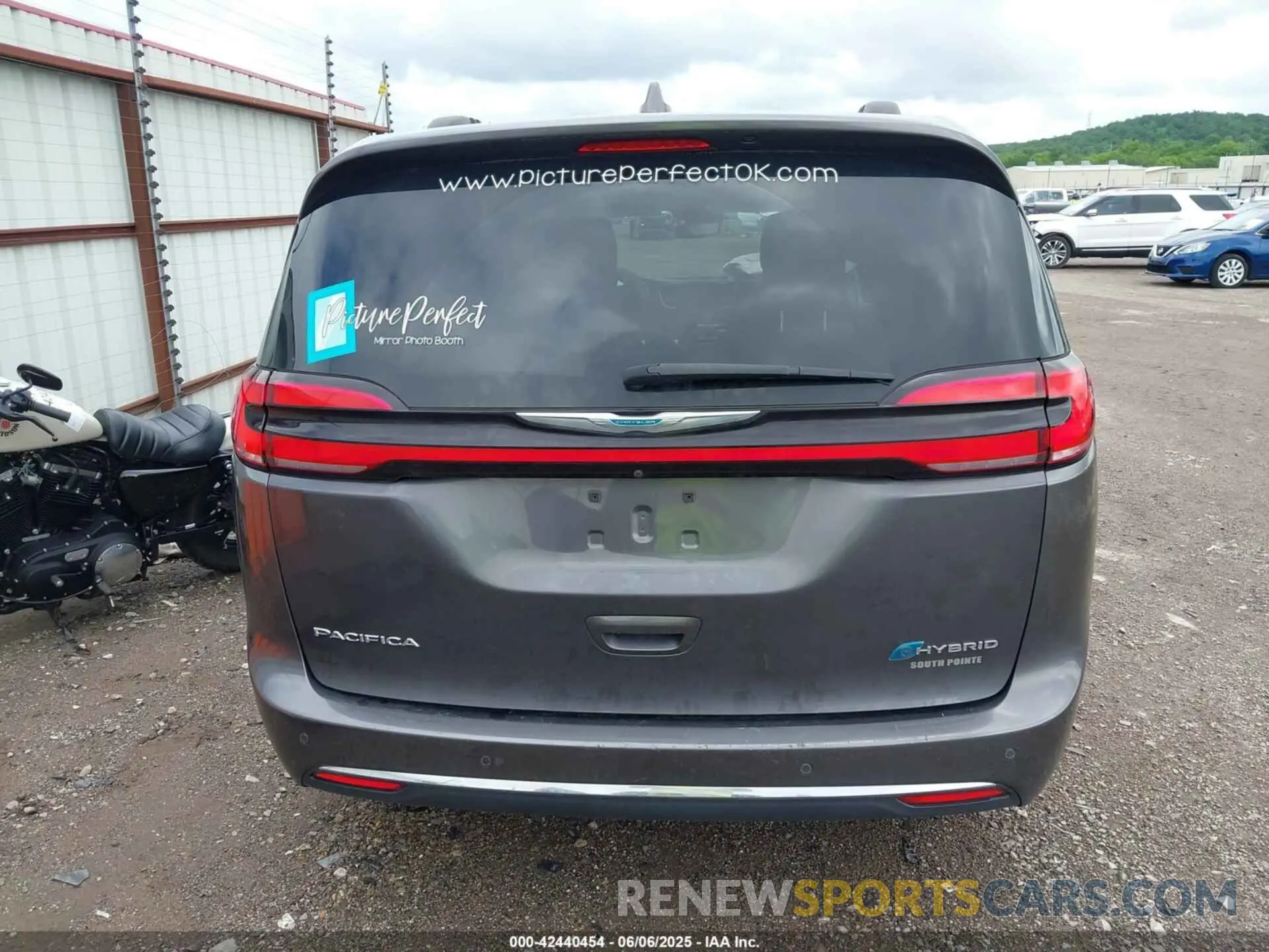 16 Photograph of a damaged car 2C4RC1S7XMR536528 CHRYSLER PACIFICA HYBRID 2021