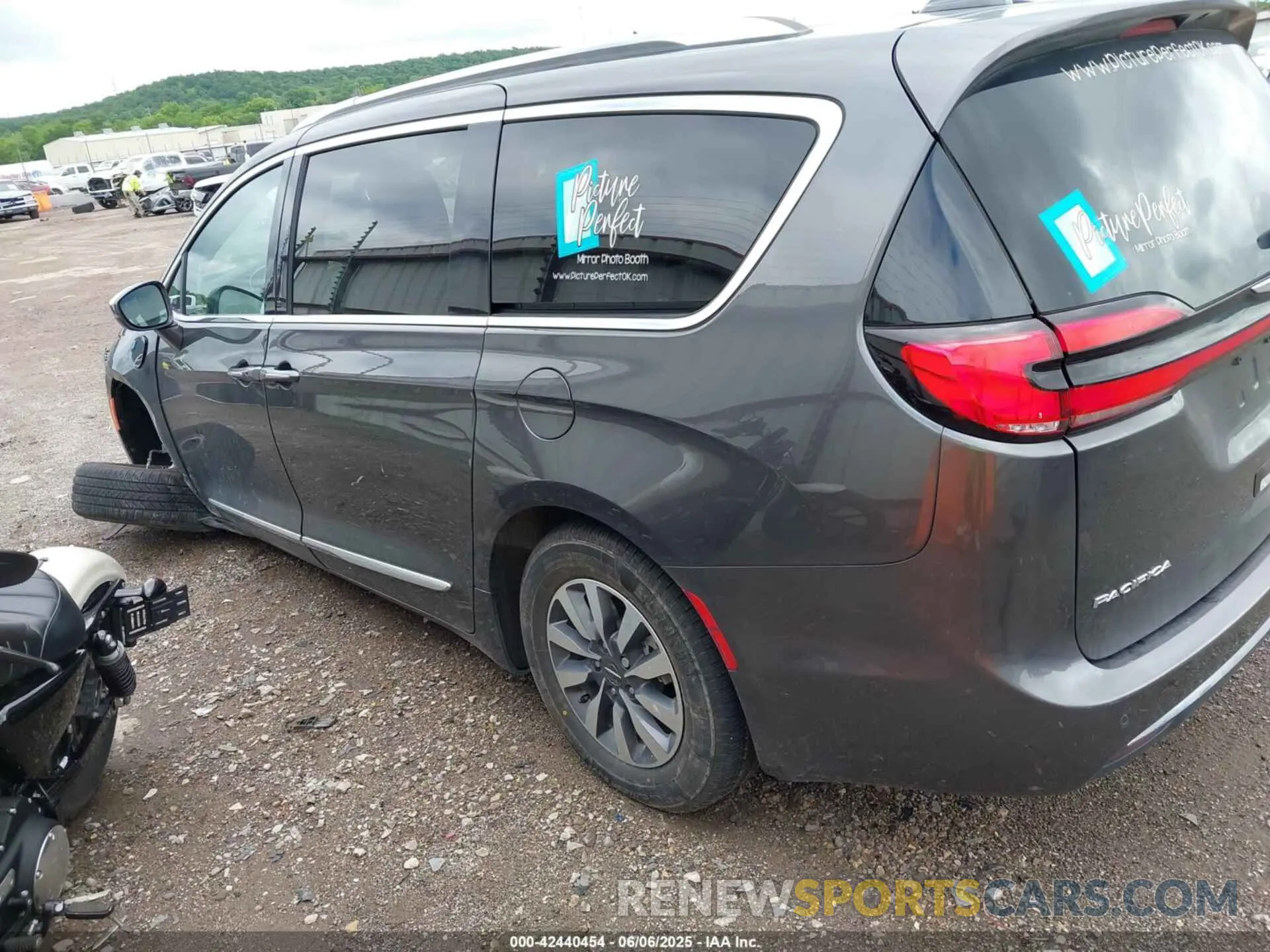 3 Photograph of a damaged car 2C4RC1S7XMR536528 CHRYSLER PACIFICA HYBRID 2021