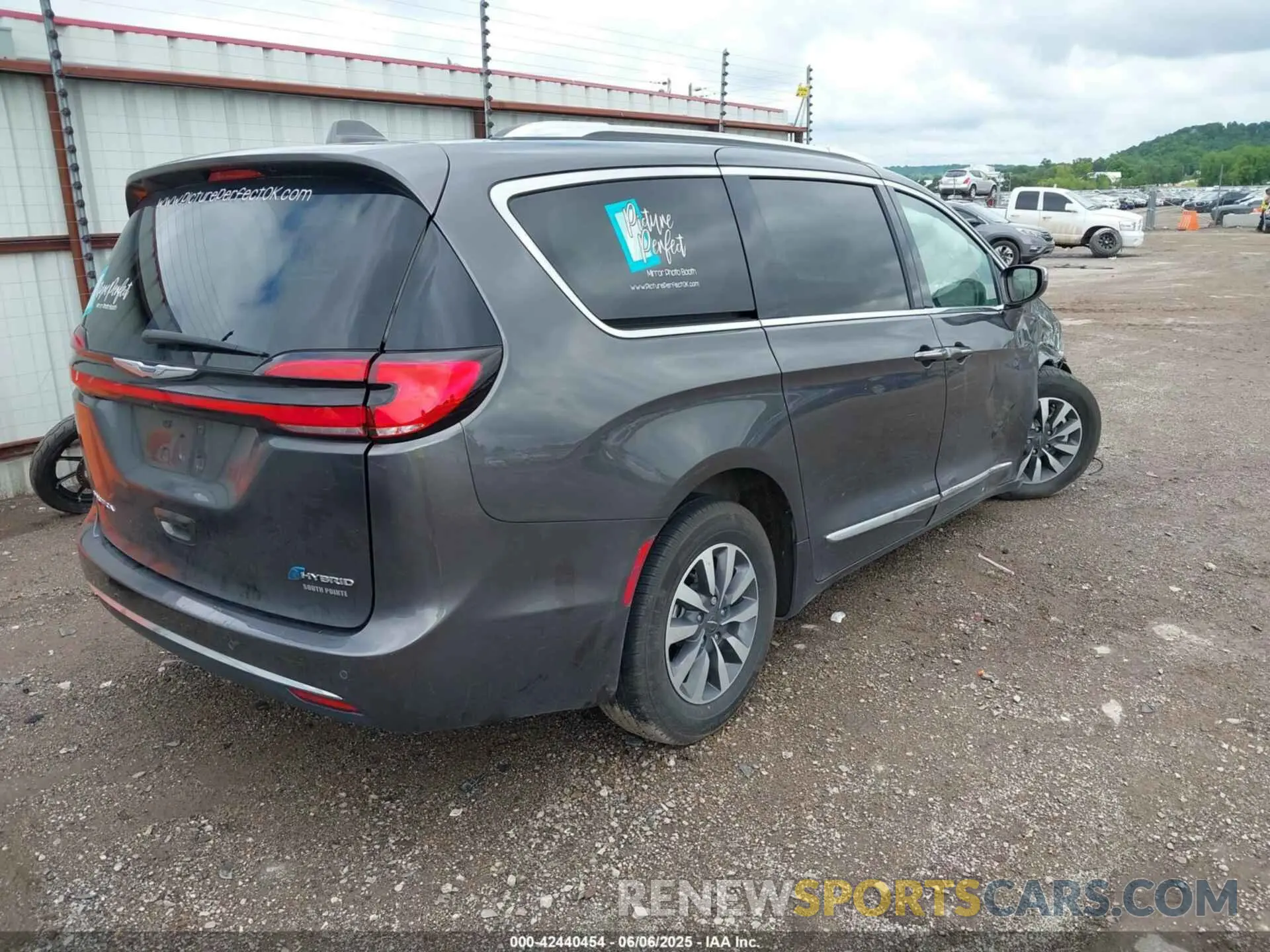 4 Photograph of a damaged car 2C4RC1S7XMR536528 CHRYSLER PACIFICA HYBRID 2021