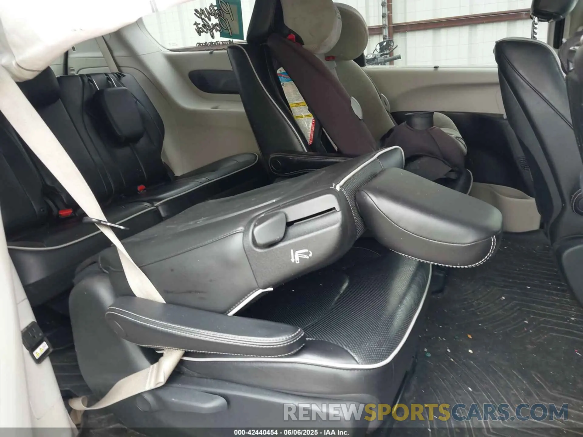 8 Photograph of a damaged car 2C4RC1S7XMR536528 CHRYSLER PACIFICA HYBRID 2021