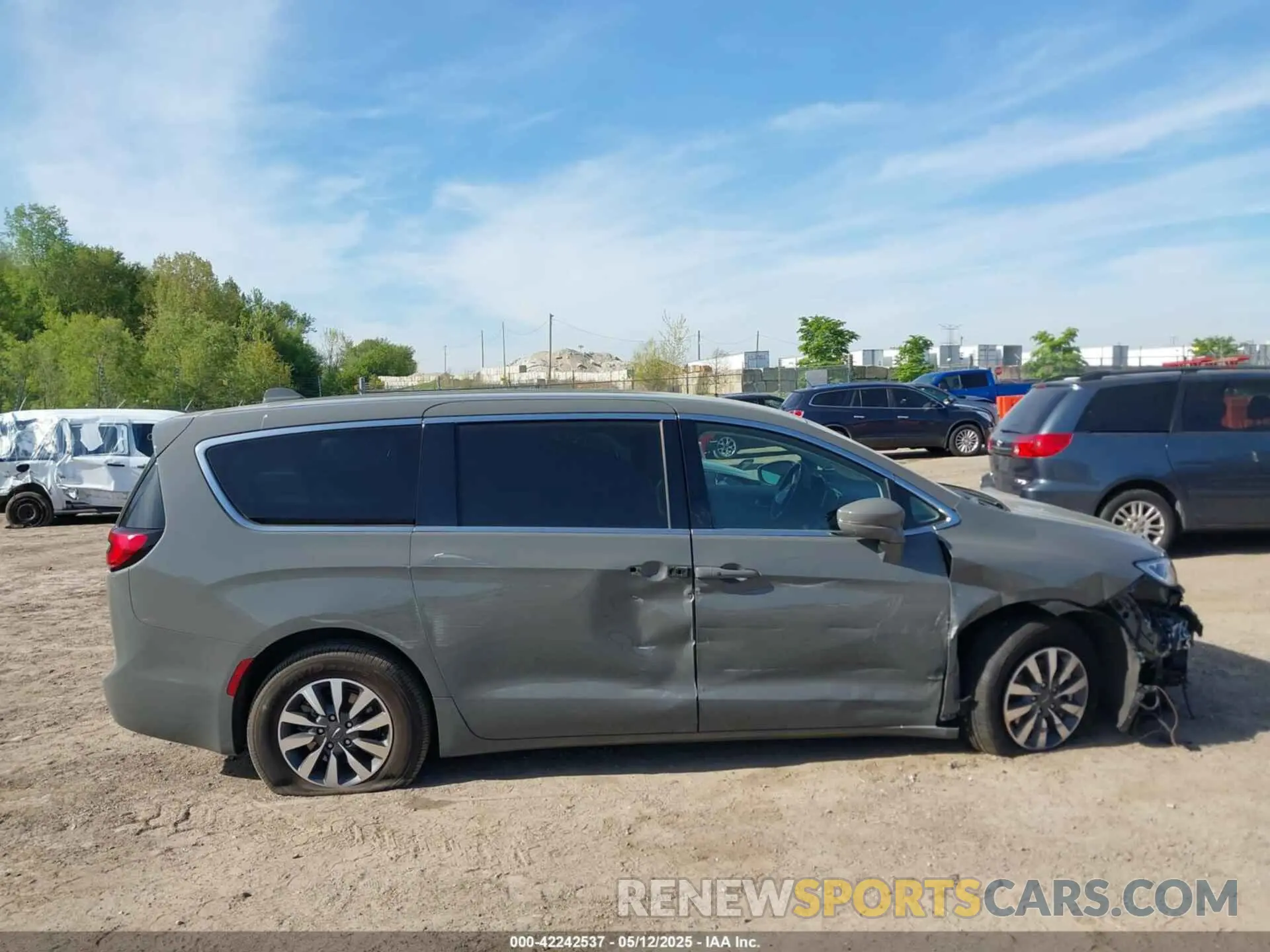 13 Photograph of a damaged car 2C4RC1L70NR161264 CHRYSLER PACIFICA HYBRID 2022