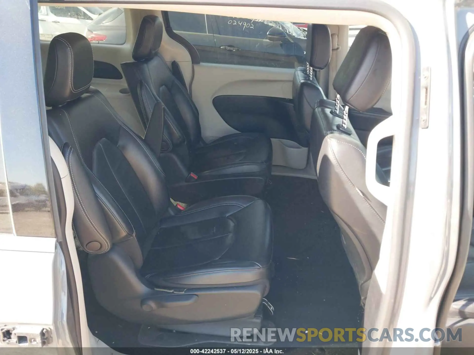 8 Photograph of a damaged car 2C4RC1L70NR161264 CHRYSLER PACIFICA HYBRID 2022