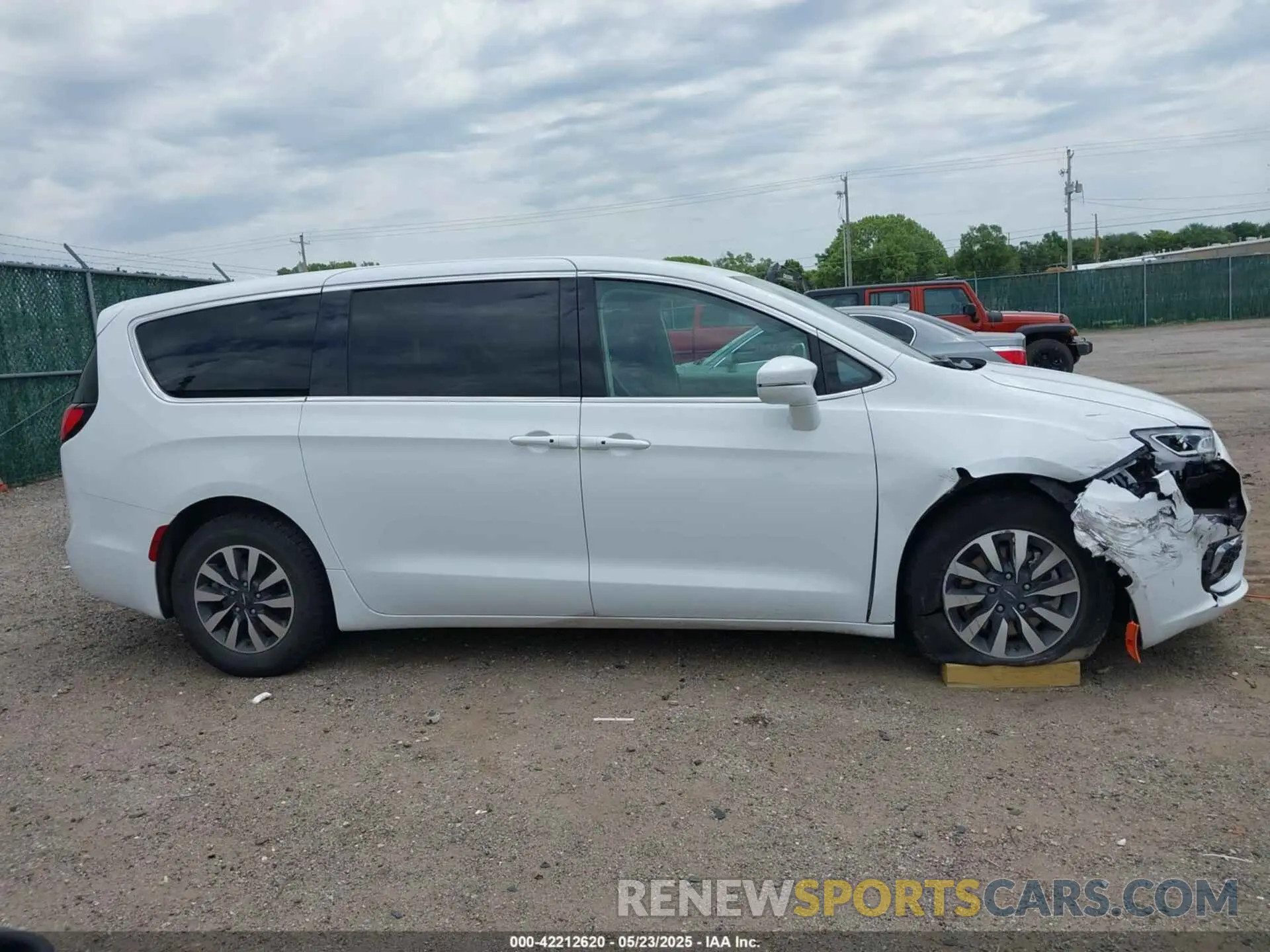 13 Photograph of a damaged car 2C4RC1L71NR164223 CHRYSLER PACIFICA HYBRID 2022