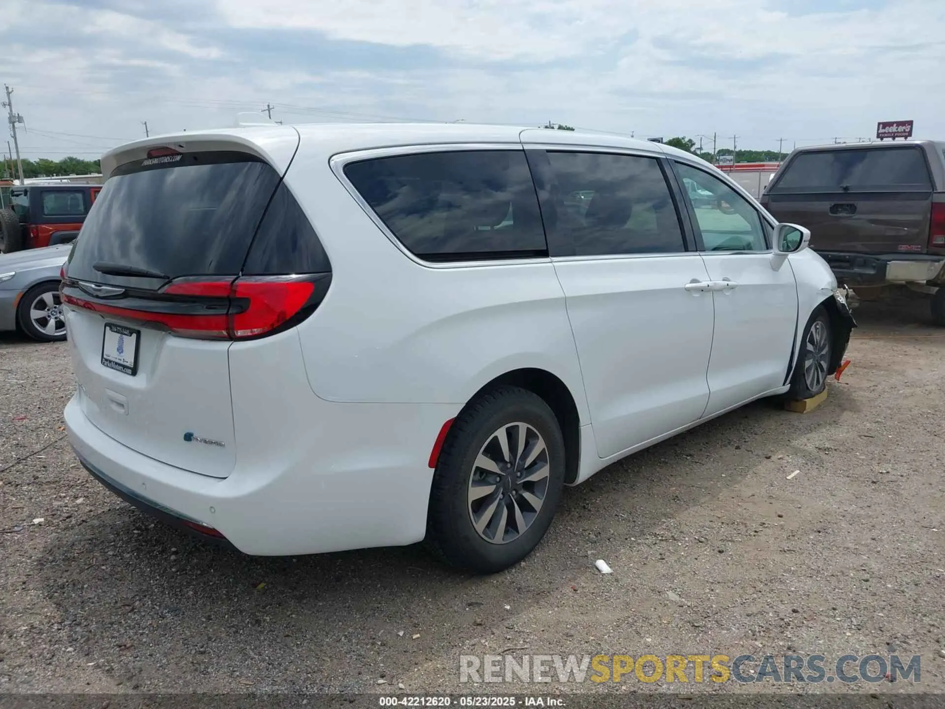 4 Photograph of a damaged car 2C4RC1L71NR164223 CHRYSLER PACIFICA HYBRID 2022