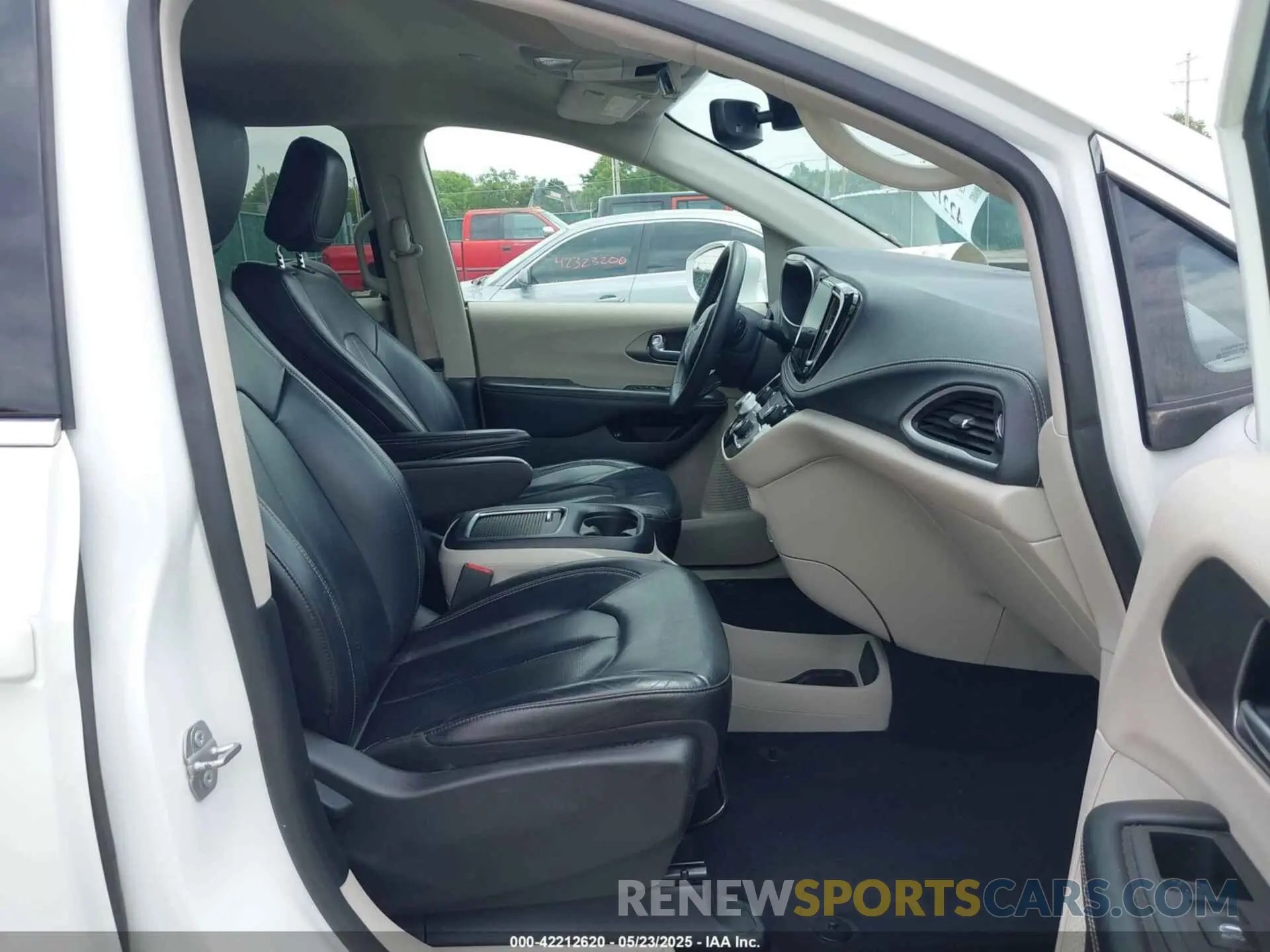 5 Photograph of a damaged car 2C4RC1L71NR164223 CHRYSLER PACIFICA HYBRID 2022