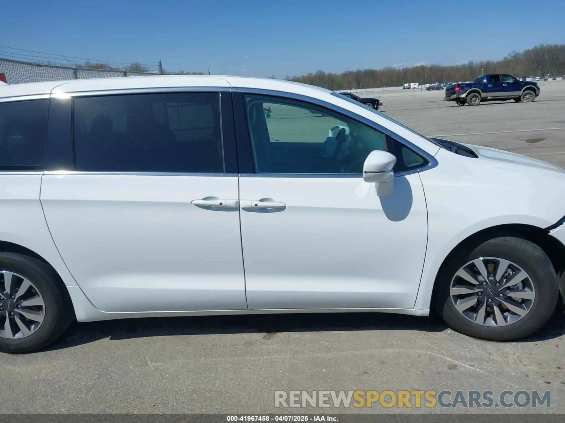 14 Photograph of a damaged car 2C4RC1L72NR220895 CHRYSLER PACIFICA HYBRID 2022