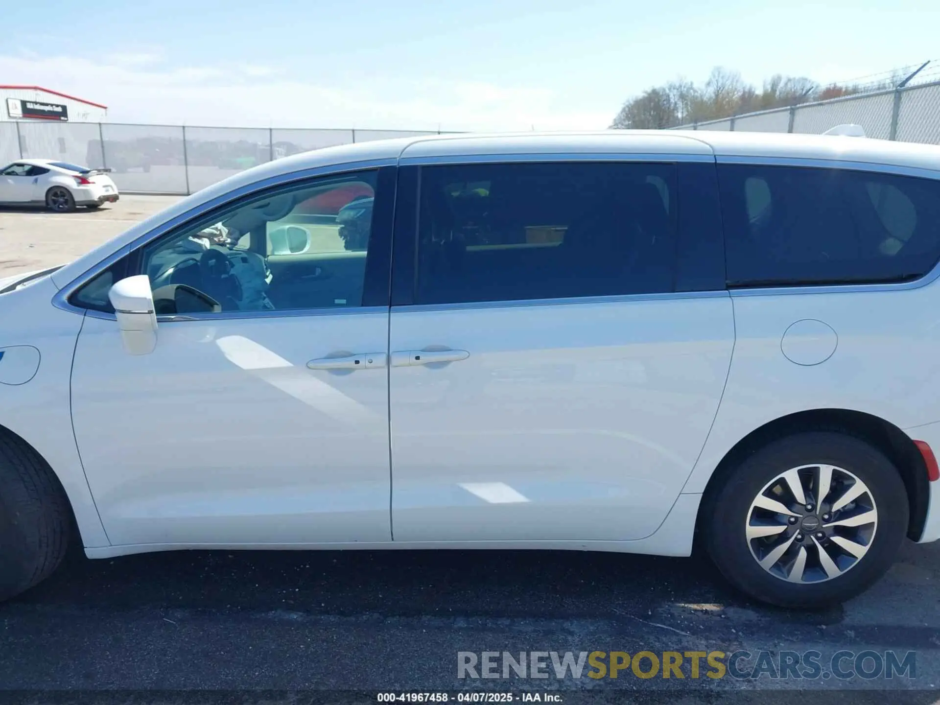 15 Photograph of a damaged car 2C4RC1L72NR220895 CHRYSLER PACIFICA HYBRID 2022