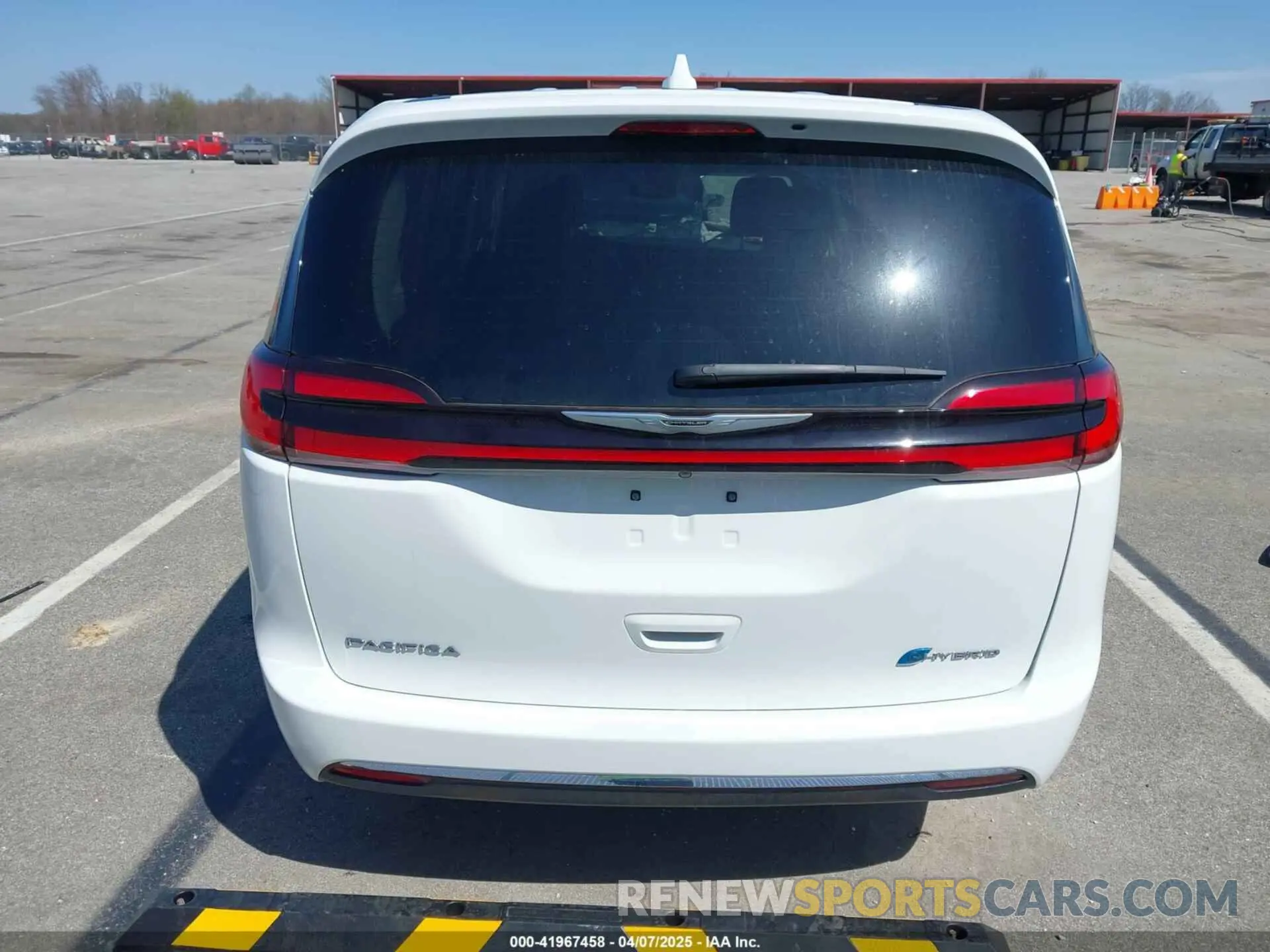 17 Photograph of a damaged car 2C4RC1L72NR220895 CHRYSLER PACIFICA HYBRID 2022