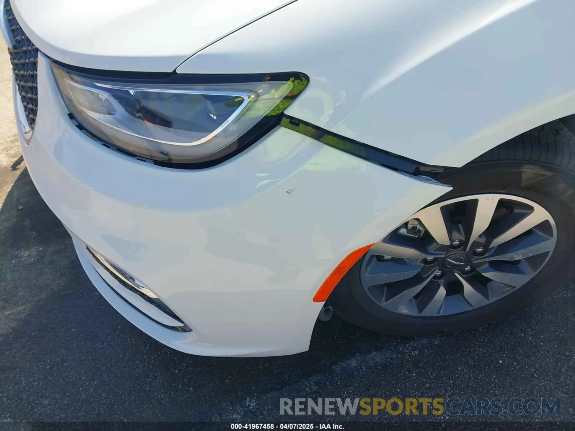 18 Photograph of a damaged car 2C4RC1L72NR220895 CHRYSLER PACIFICA HYBRID 2022
