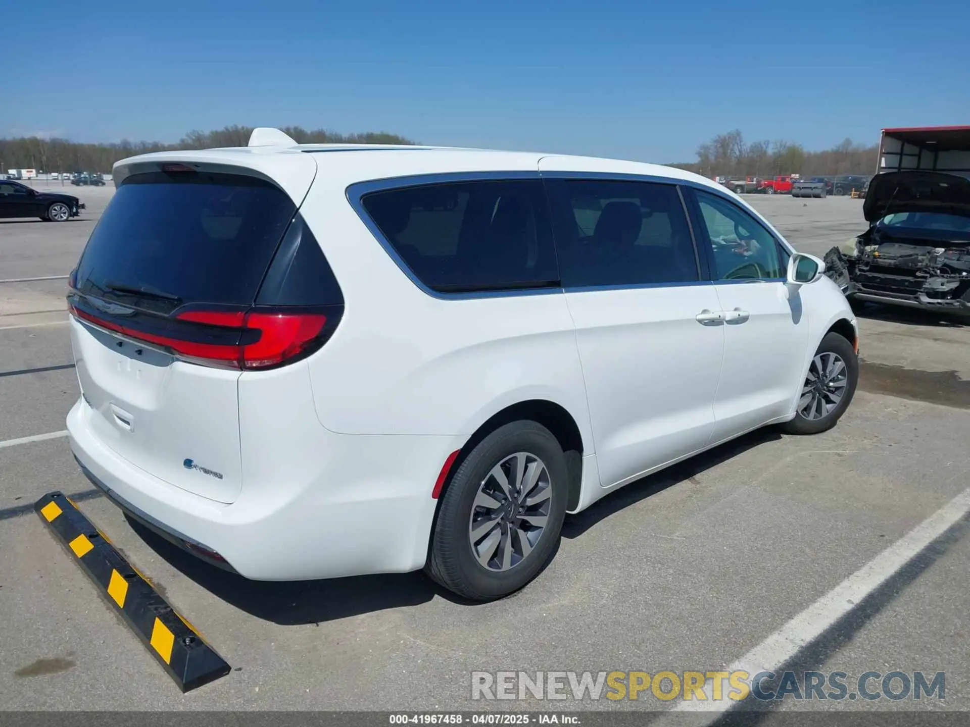 4 Photograph of a damaged car 2C4RC1L72NR220895 CHRYSLER PACIFICA HYBRID 2022