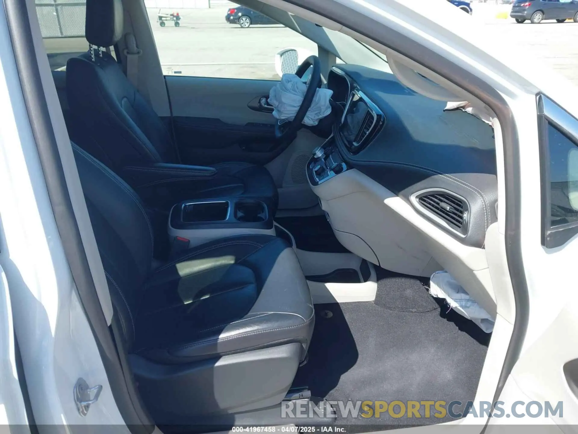 5 Photograph of a damaged car 2C4RC1L72NR220895 CHRYSLER PACIFICA HYBRID 2022