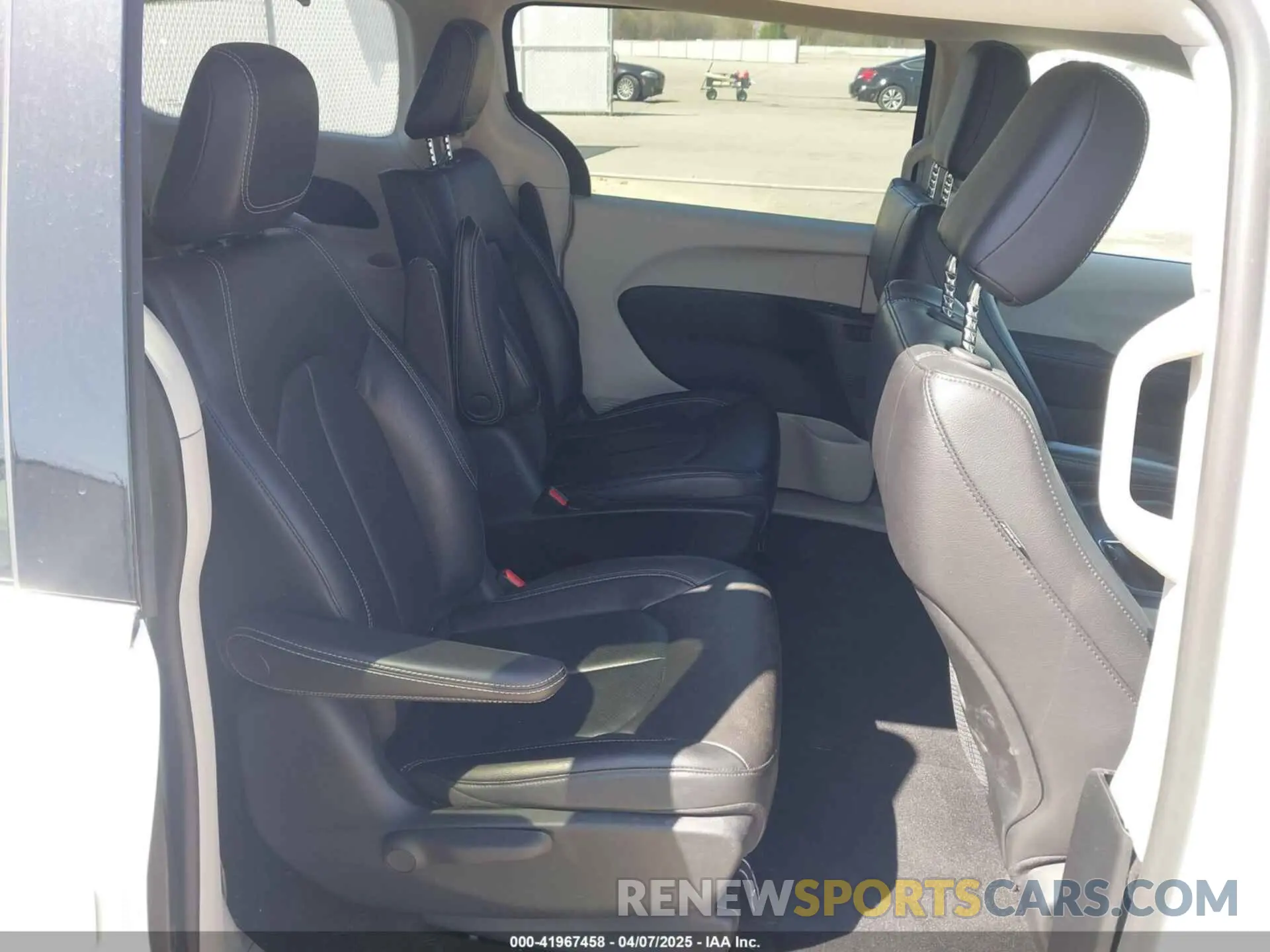 8 Photograph of a damaged car 2C4RC1L72NR220895 CHRYSLER PACIFICA HYBRID 2022