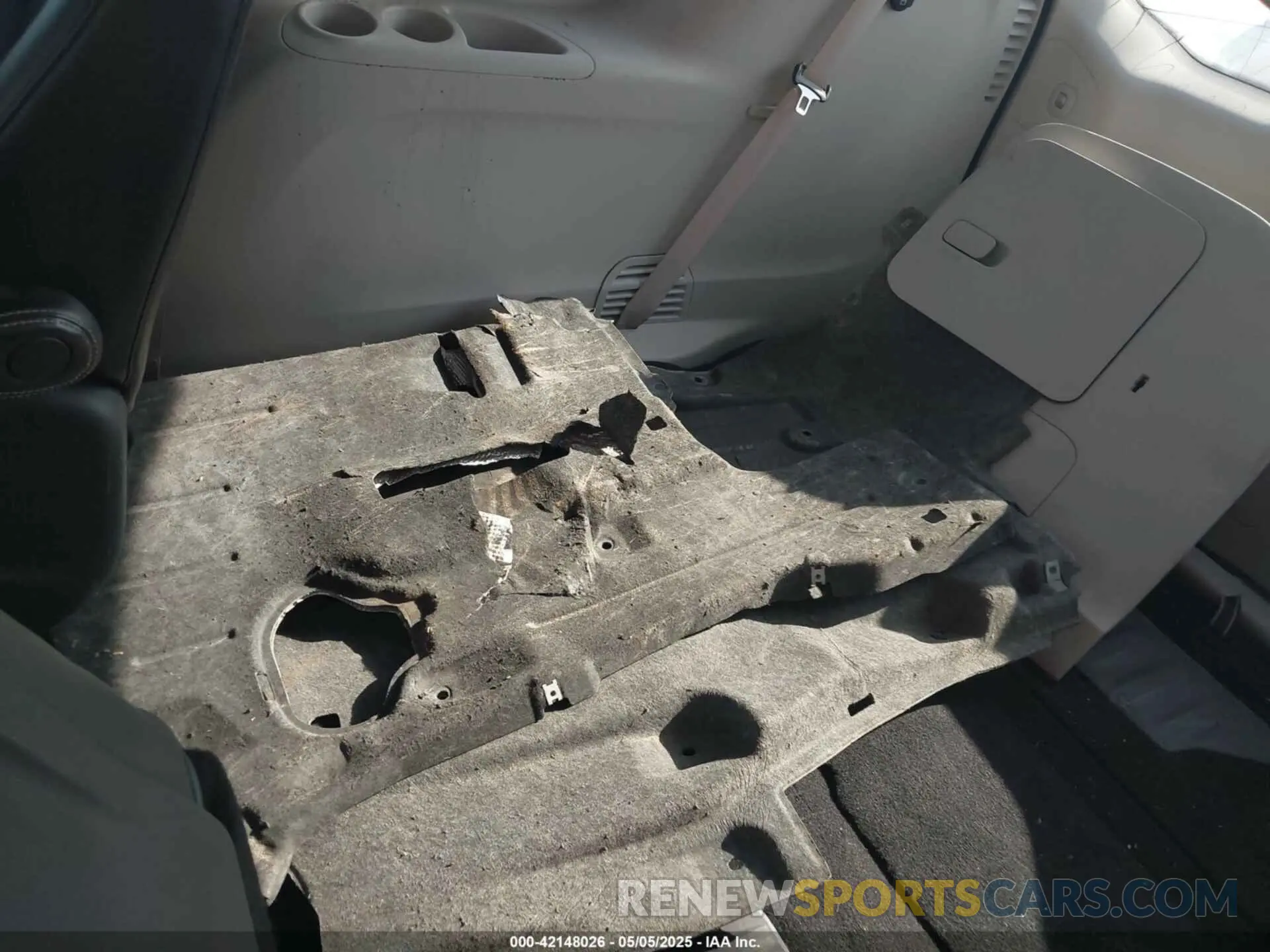 12 Photograph of a damaged car 2C4RC1L73NR173849 CHRYSLER PACIFICA HYBRID 2022