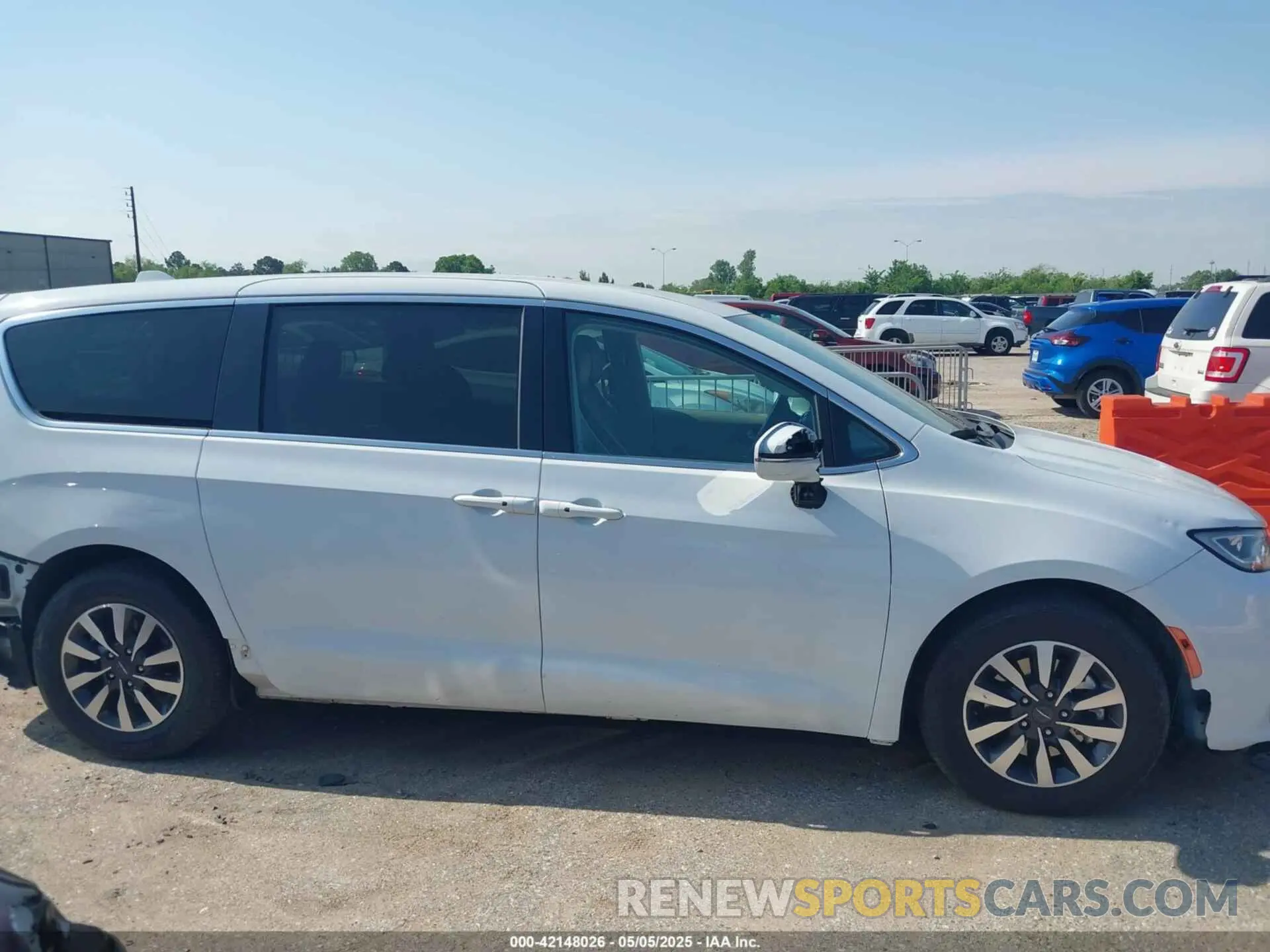 14 Photograph of a damaged car 2C4RC1L73NR173849 CHRYSLER PACIFICA HYBRID 2022