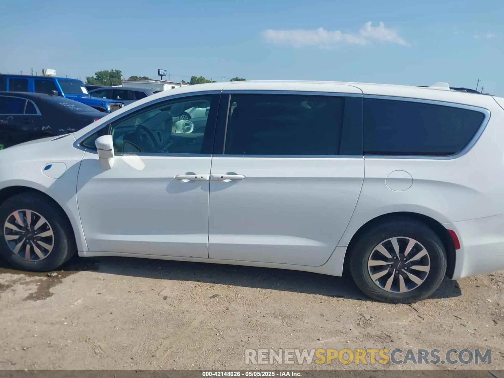 15 Photograph of a damaged car 2C4RC1L73NR173849 CHRYSLER PACIFICA HYBRID 2022