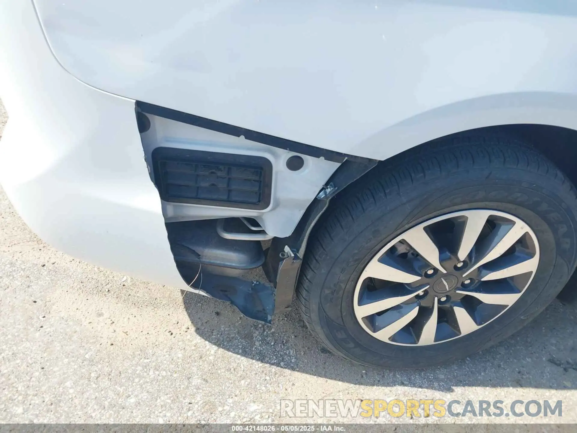 18 Photograph of a damaged car 2C4RC1L73NR173849 CHRYSLER PACIFICA HYBRID 2022