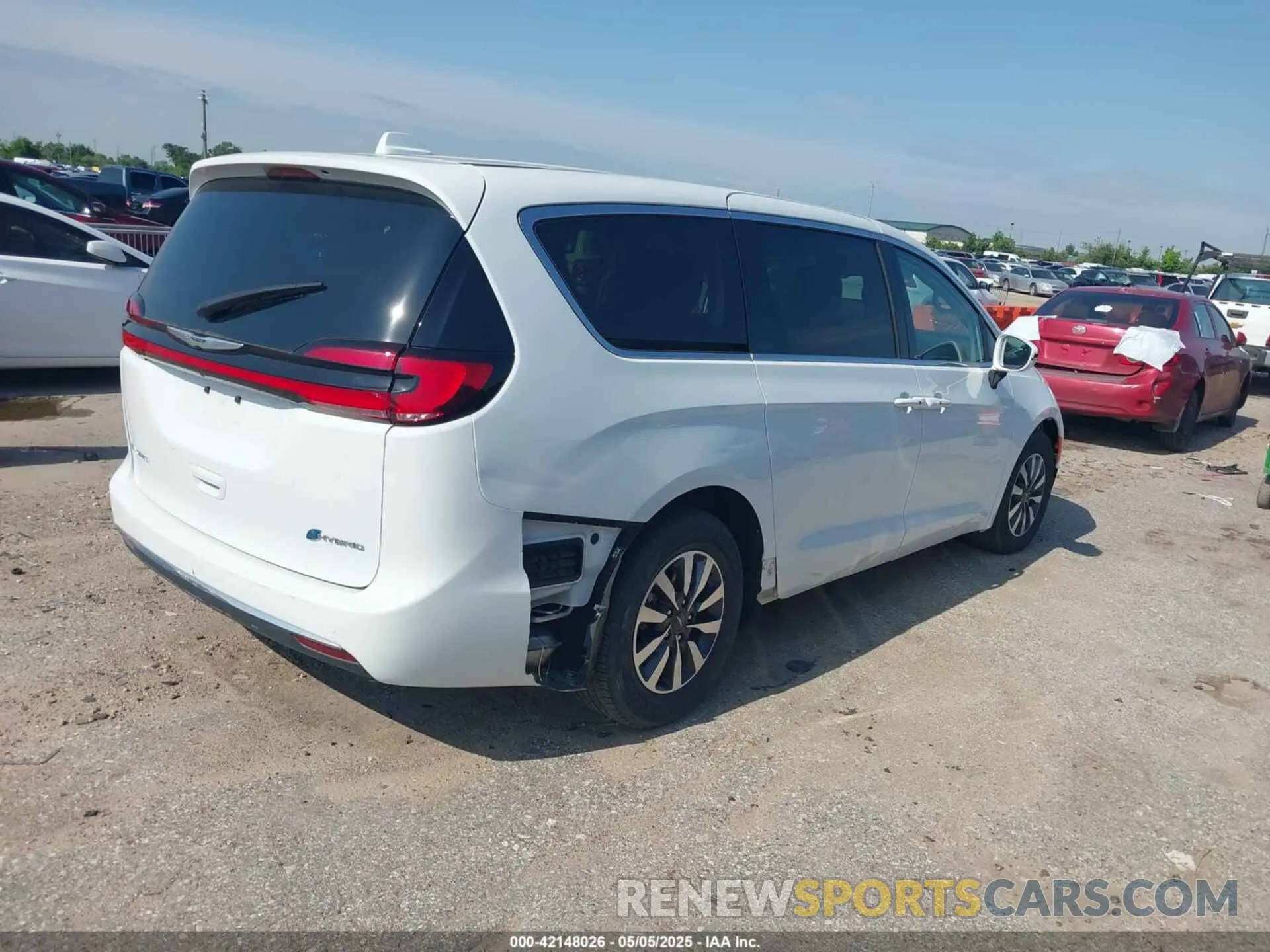 4 Photograph of a damaged car 2C4RC1L73NR173849 CHRYSLER PACIFICA HYBRID 2022