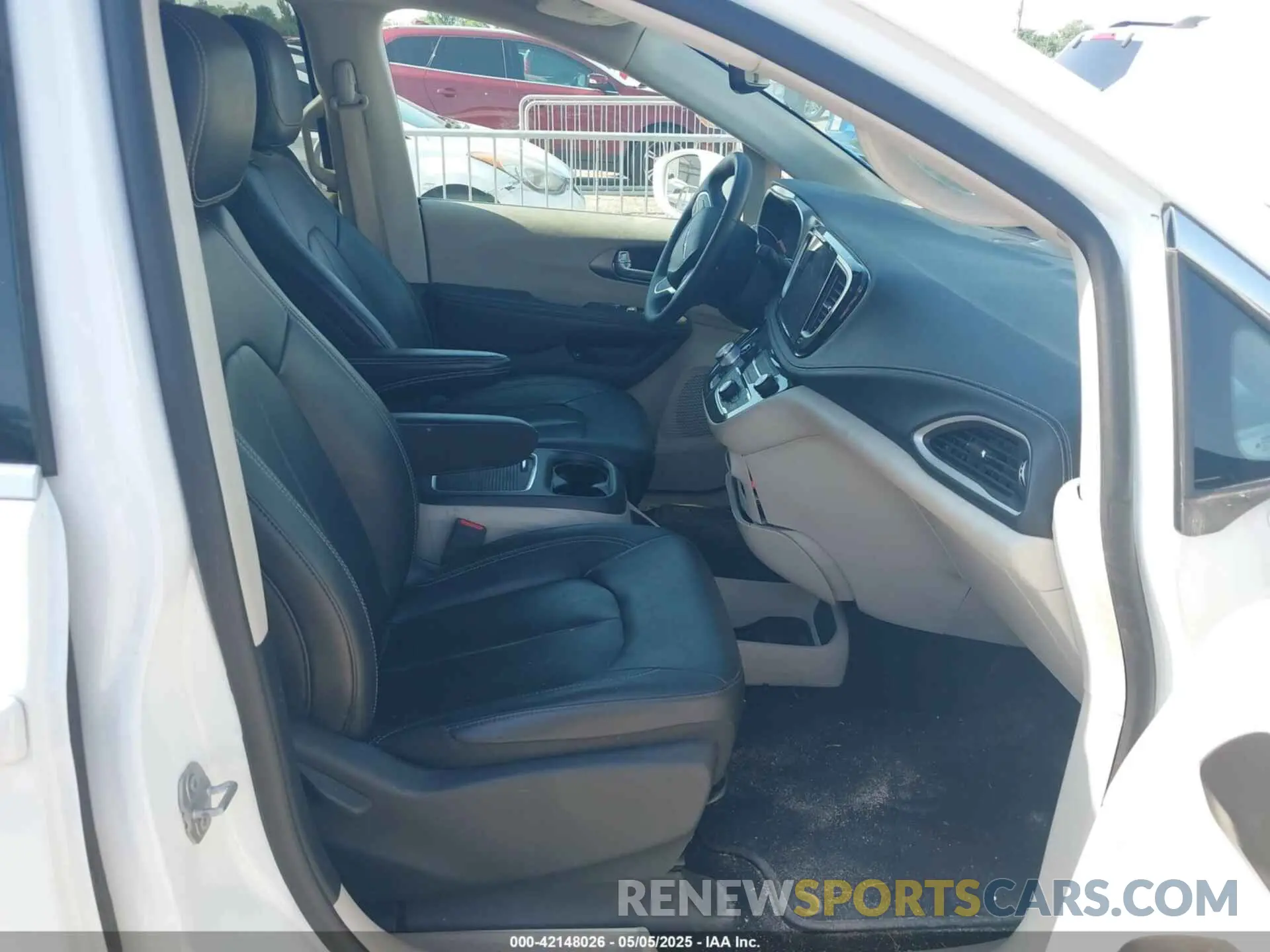 5 Photograph of a damaged car 2C4RC1L73NR173849 CHRYSLER PACIFICA HYBRID 2022