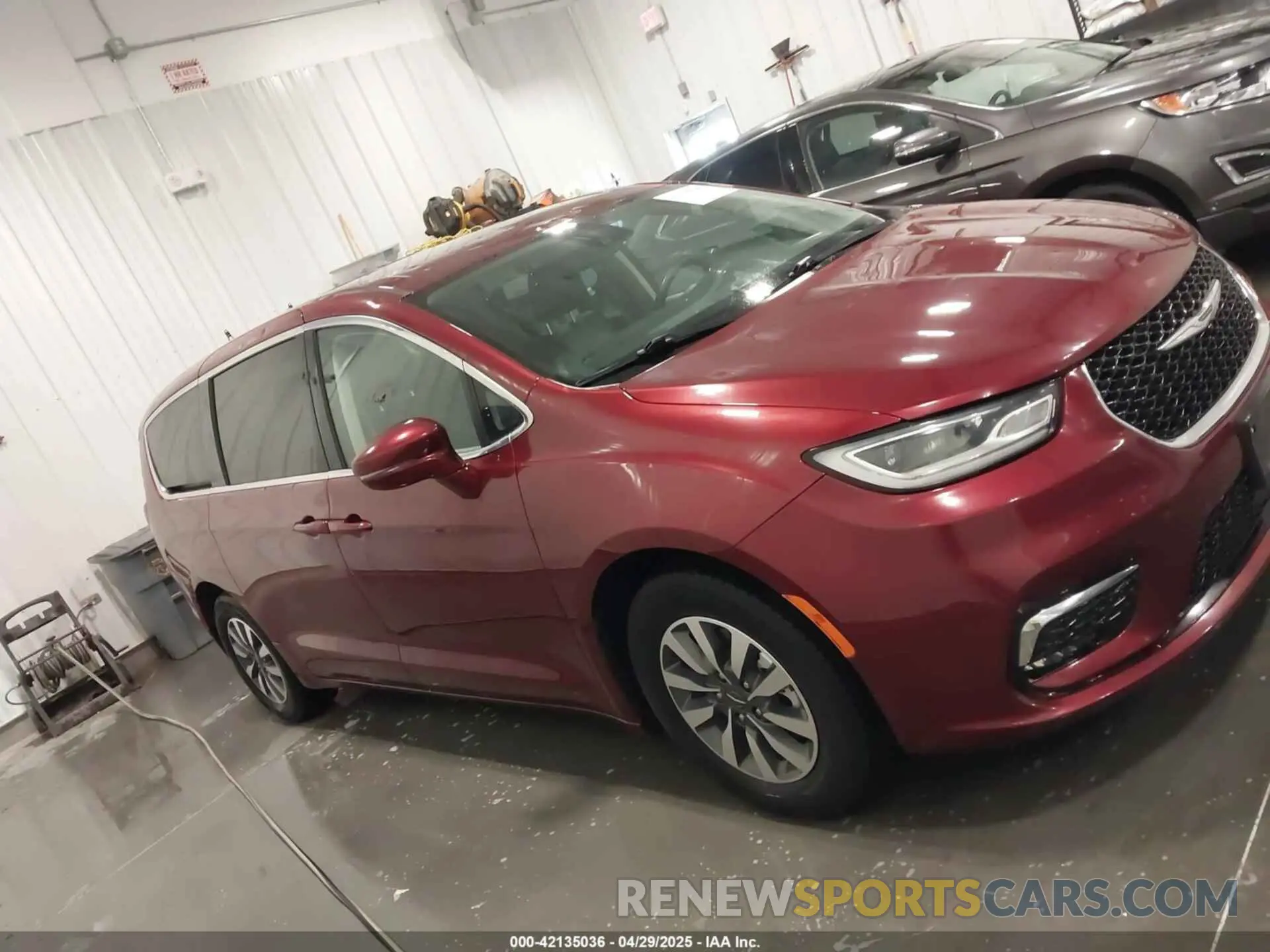 14 Photograph of a damaged car 2C4RC1L75NR161003 CHRYSLER PACIFICA HYBRID 2022