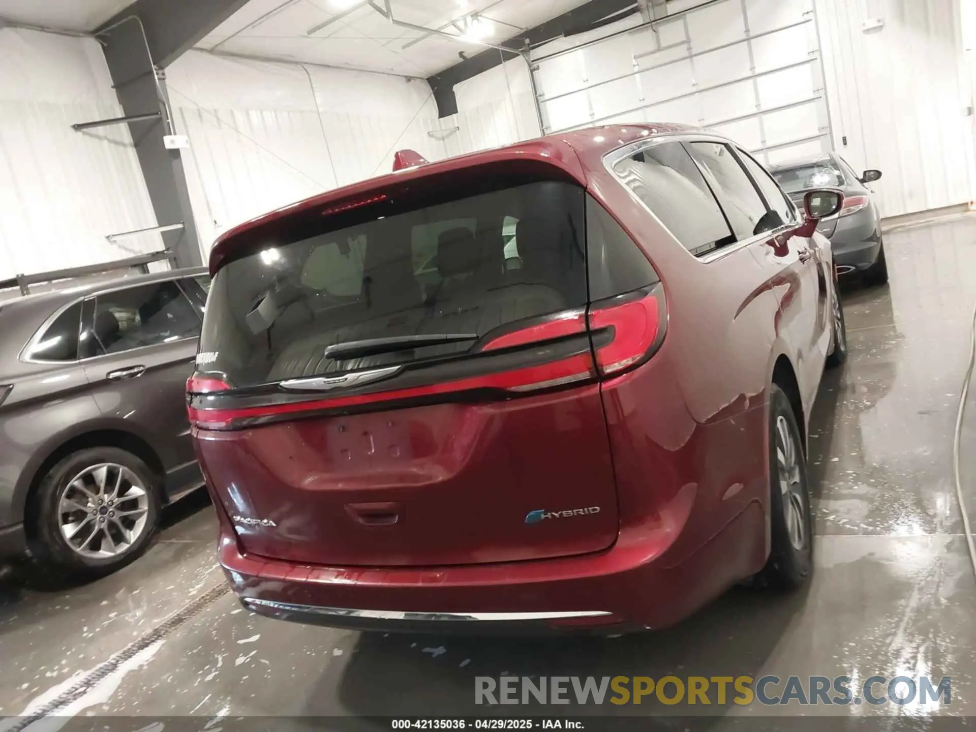 17 Photograph of a damaged car 2C4RC1L75NR161003 CHRYSLER PACIFICA HYBRID 2022
