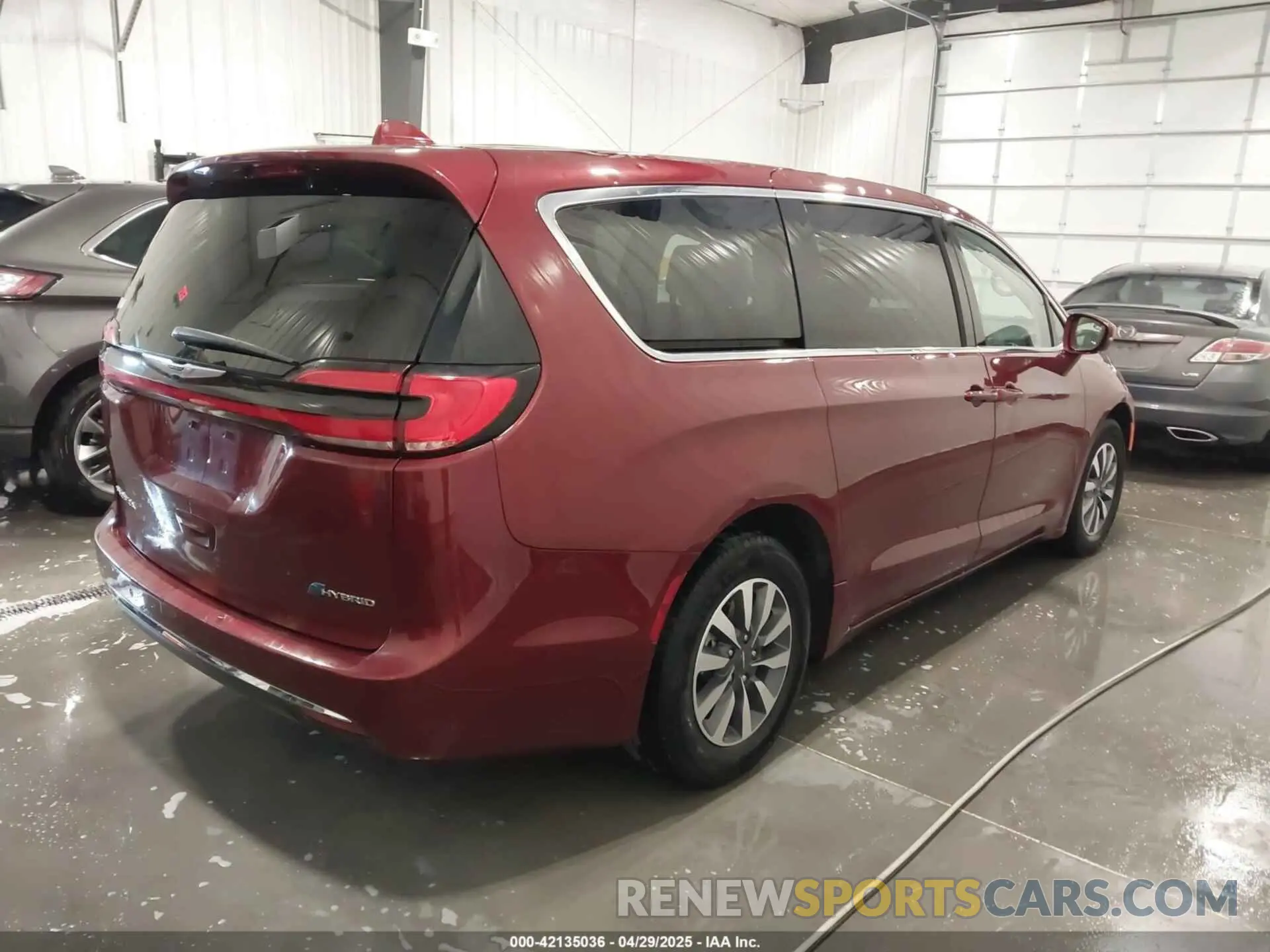 4 Photograph of a damaged car 2C4RC1L75NR161003 CHRYSLER PACIFICA HYBRID 2022