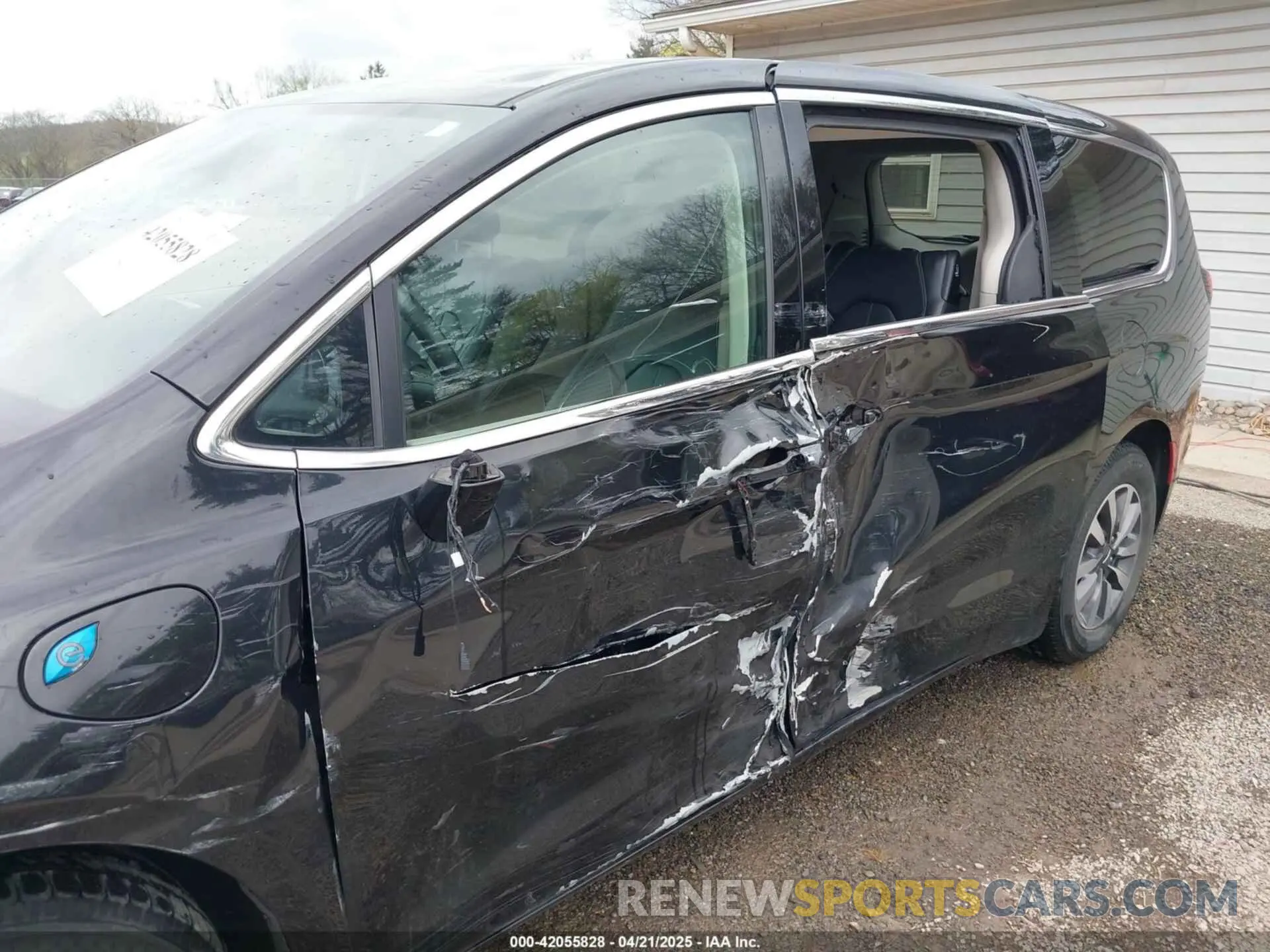 18 Photograph of a damaged car 2C4RC1L76NR120203 CHRYSLER PACIFICA HYBRID 2022