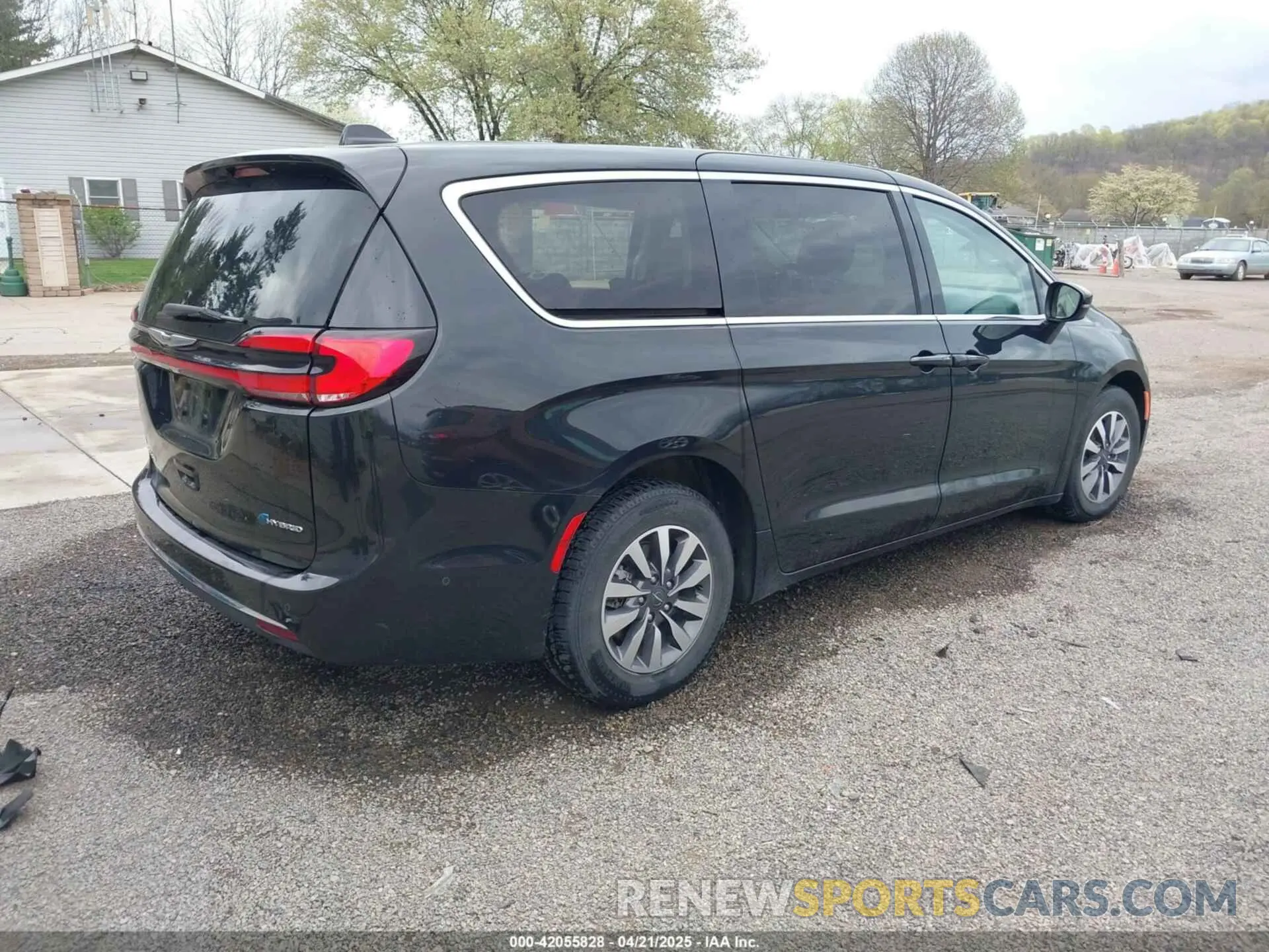 4 Photograph of a damaged car 2C4RC1L76NR120203 CHRYSLER PACIFICA HYBRID 2022