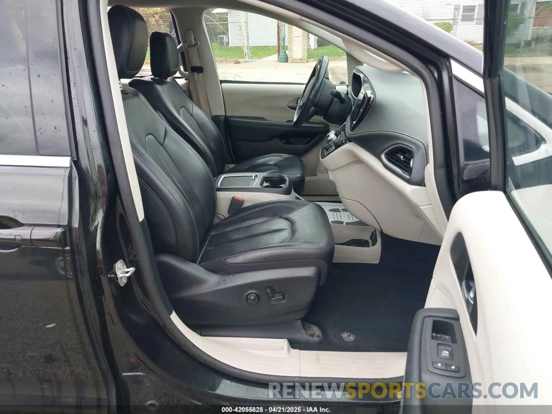 5 Photograph of a damaged car 2C4RC1L76NR120203 CHRYSLER PACIFICA HYBRID 2022