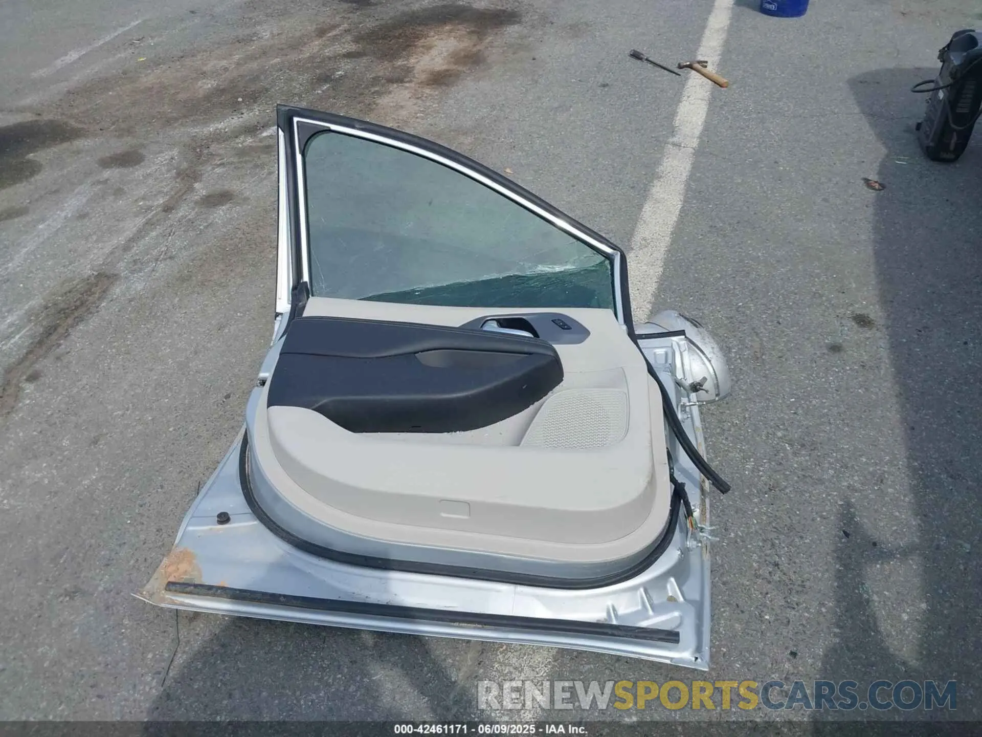 12 Photograph of a damaged car 2C4RC1L79NR120423 CHRYSLER PACIFICA HYBRID 2022