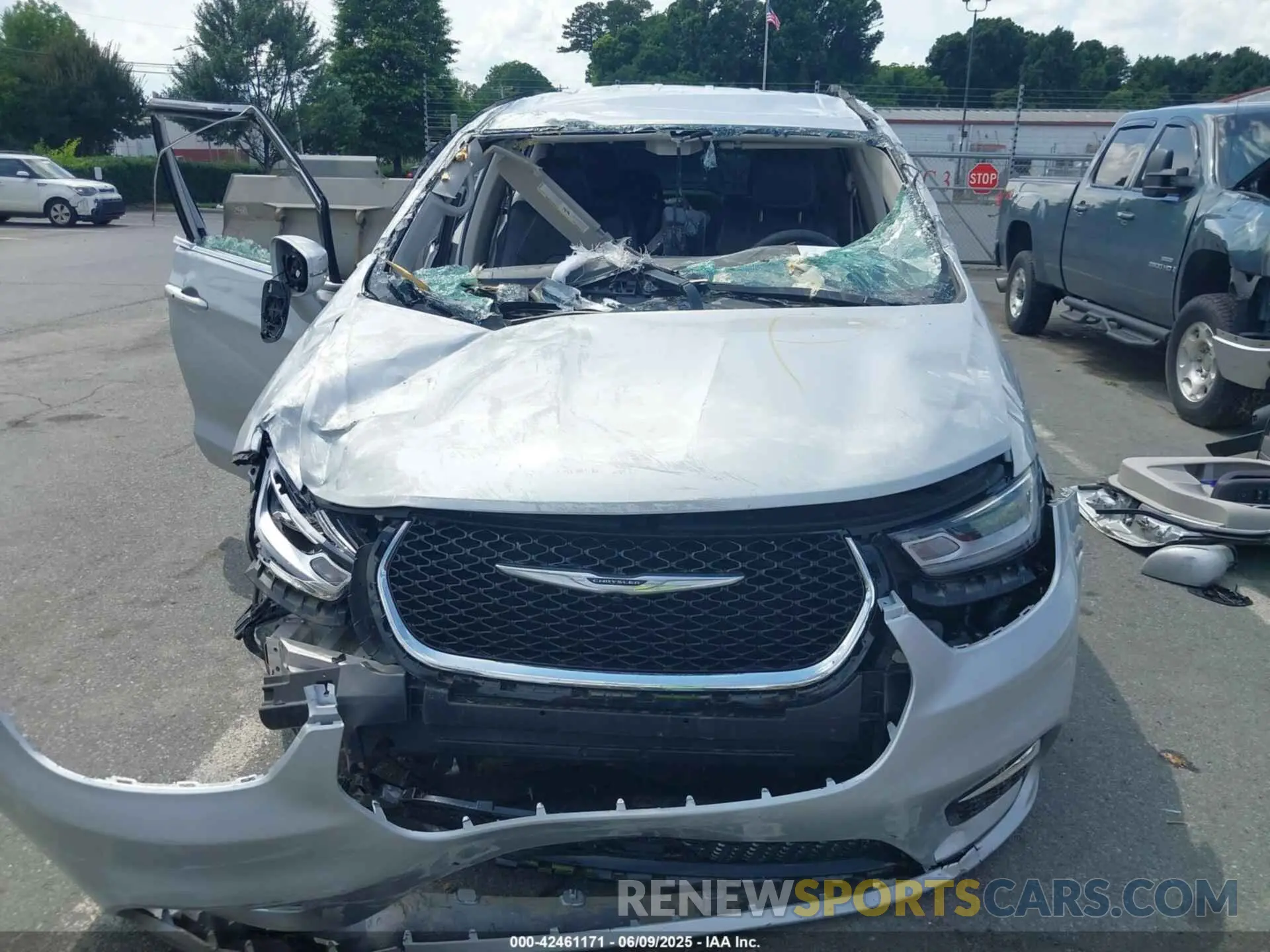 13 Photograph of a damaged car 2C4RC1L79NR120423 CHRYSLER PACIFICA HYBRID 2022