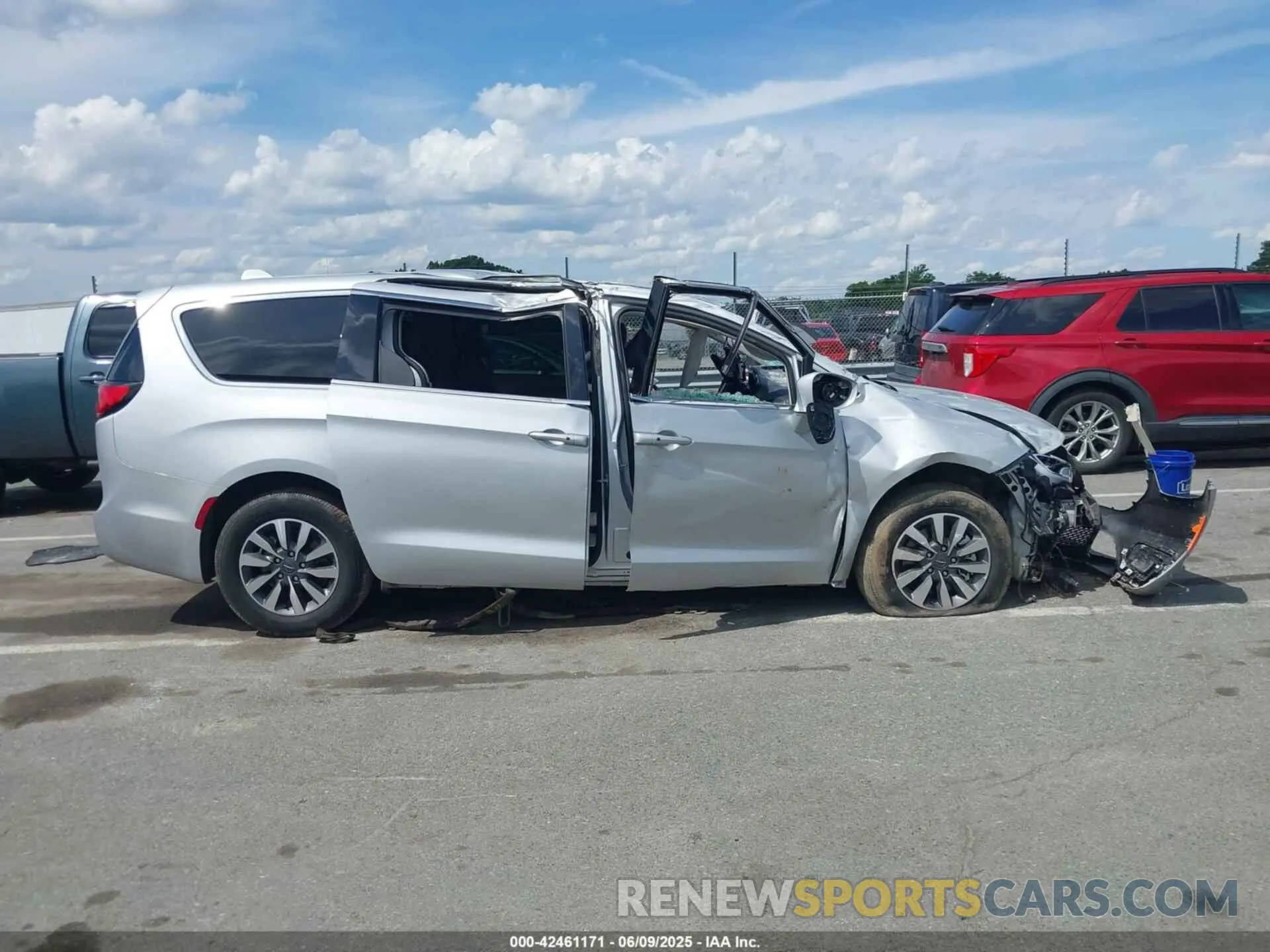 14 Photograph of a damaged car 2C4RC1L79NR120423 CHRYSLER PACIFICA HYBRID 2022