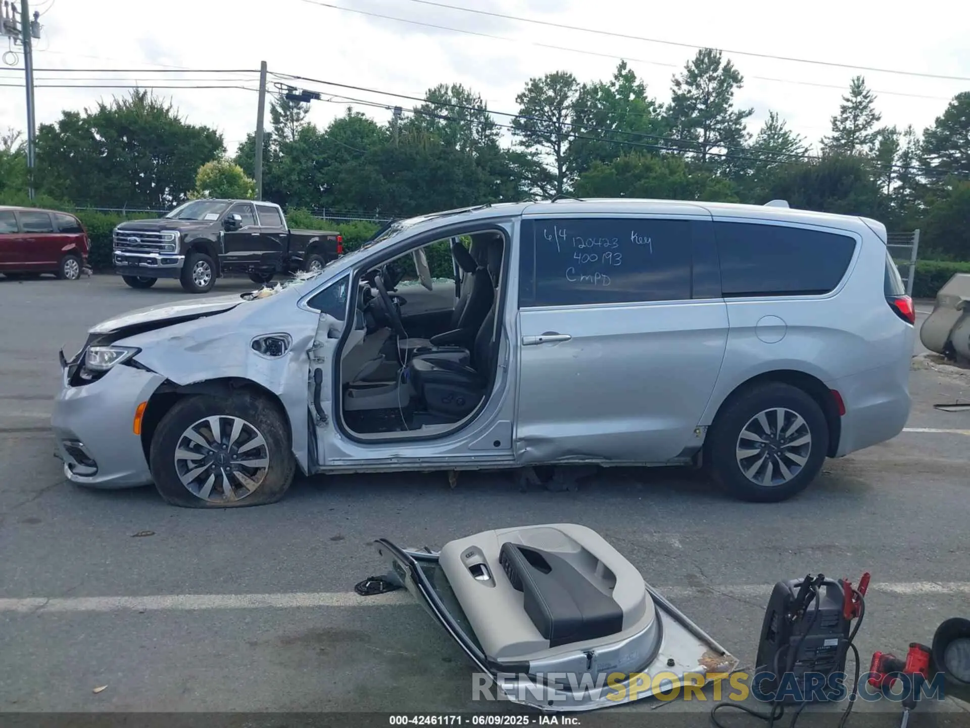 15 Photograph of a damaged car 2C4RC1L79NR120423 CHRYSLER PACIFICA HYBRID 2022