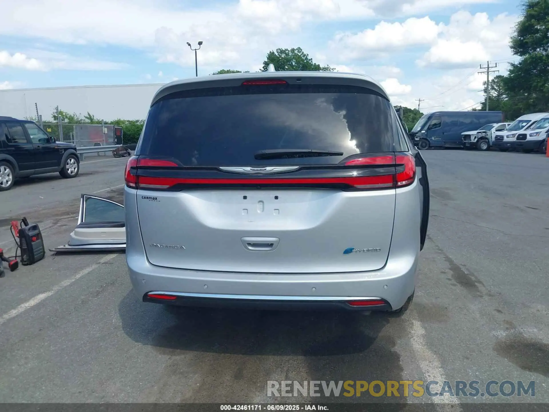 17 Photograph of a damaged car 2C4RC1L79NR120423 CHRYSLER PACIFICA HYBRID 2022