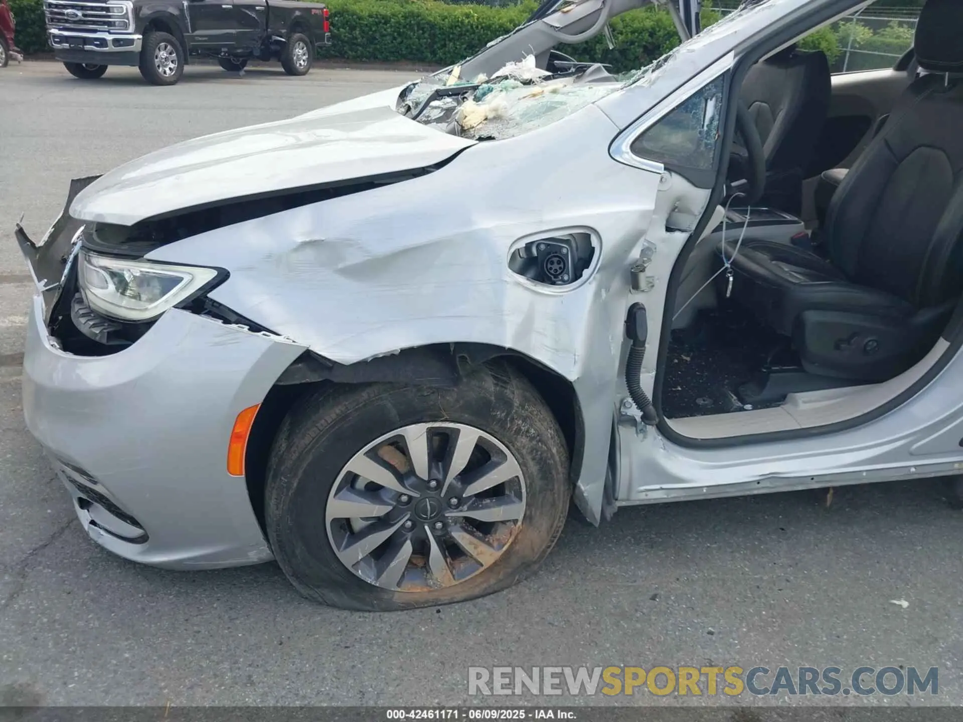 6 Photograph of a damaged car 2C4RC1L79NR120423 CHRYSLER PACIFICA HYBRID 2022