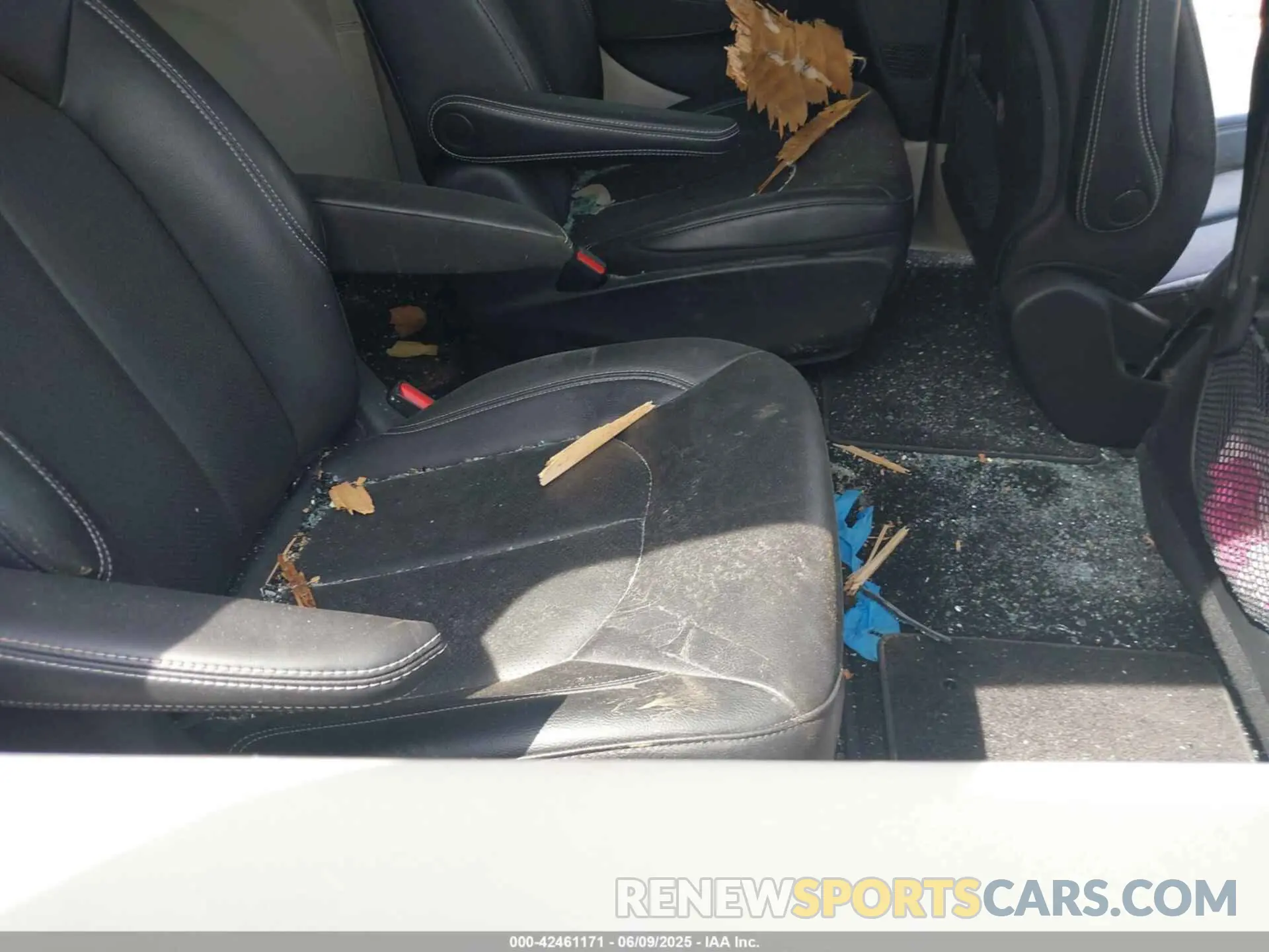 8 Photograph of a damaged car 2C4RC1L79NR120423 CHRYSLER PACIFICA HYBRID 2022