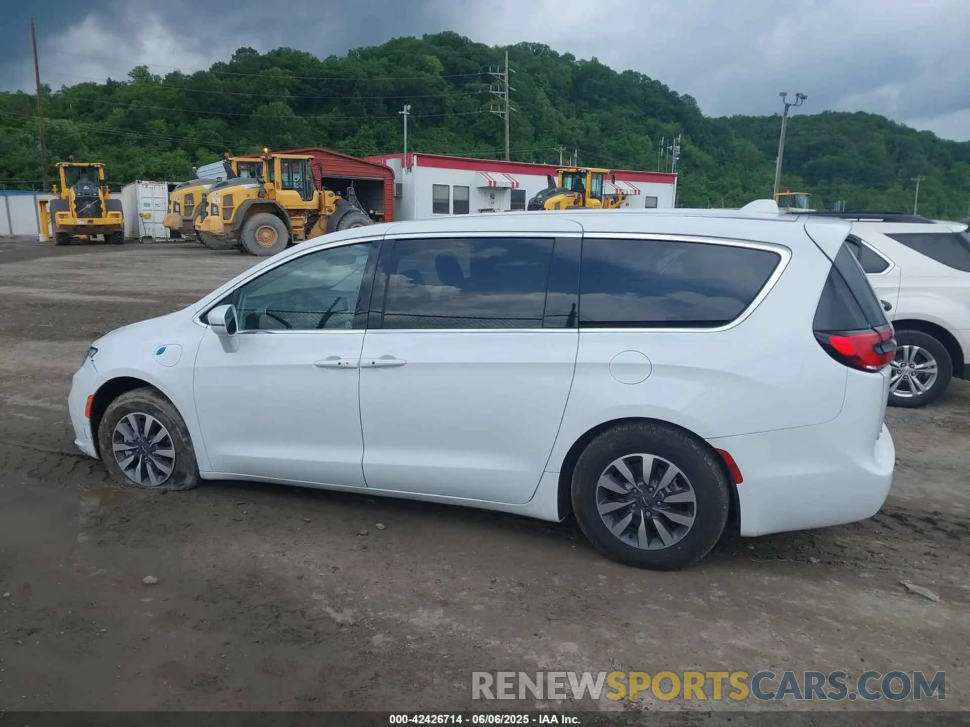 15 Photograph of a damaged car 2C4RC1L79NR155964 CHRYSLER PACIFICA HYBRID 2022