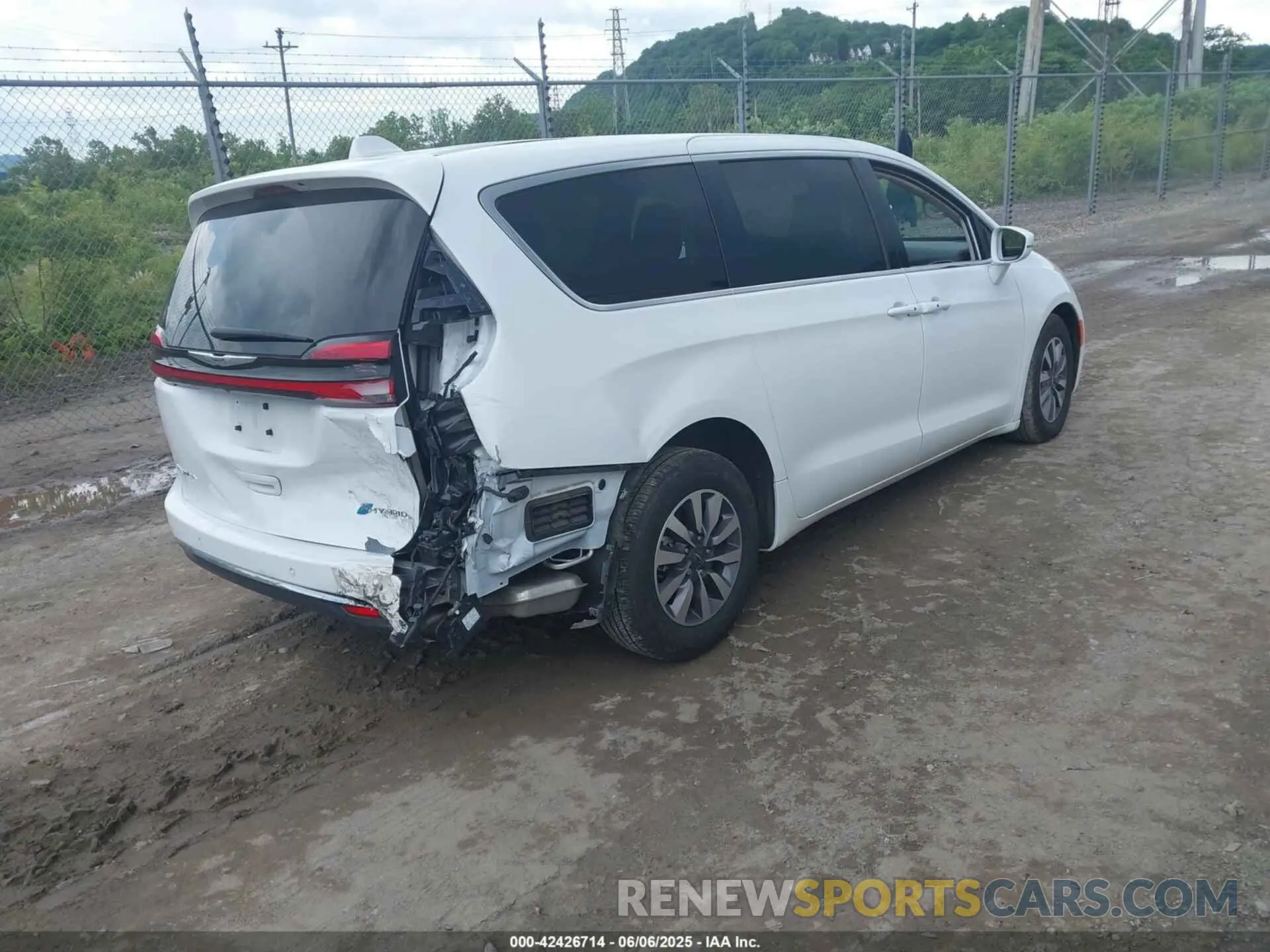 4 Photograph of a damaged car 2C4RC1L79NR155964 CHRYSLER PACIFICA HYBRID 2022